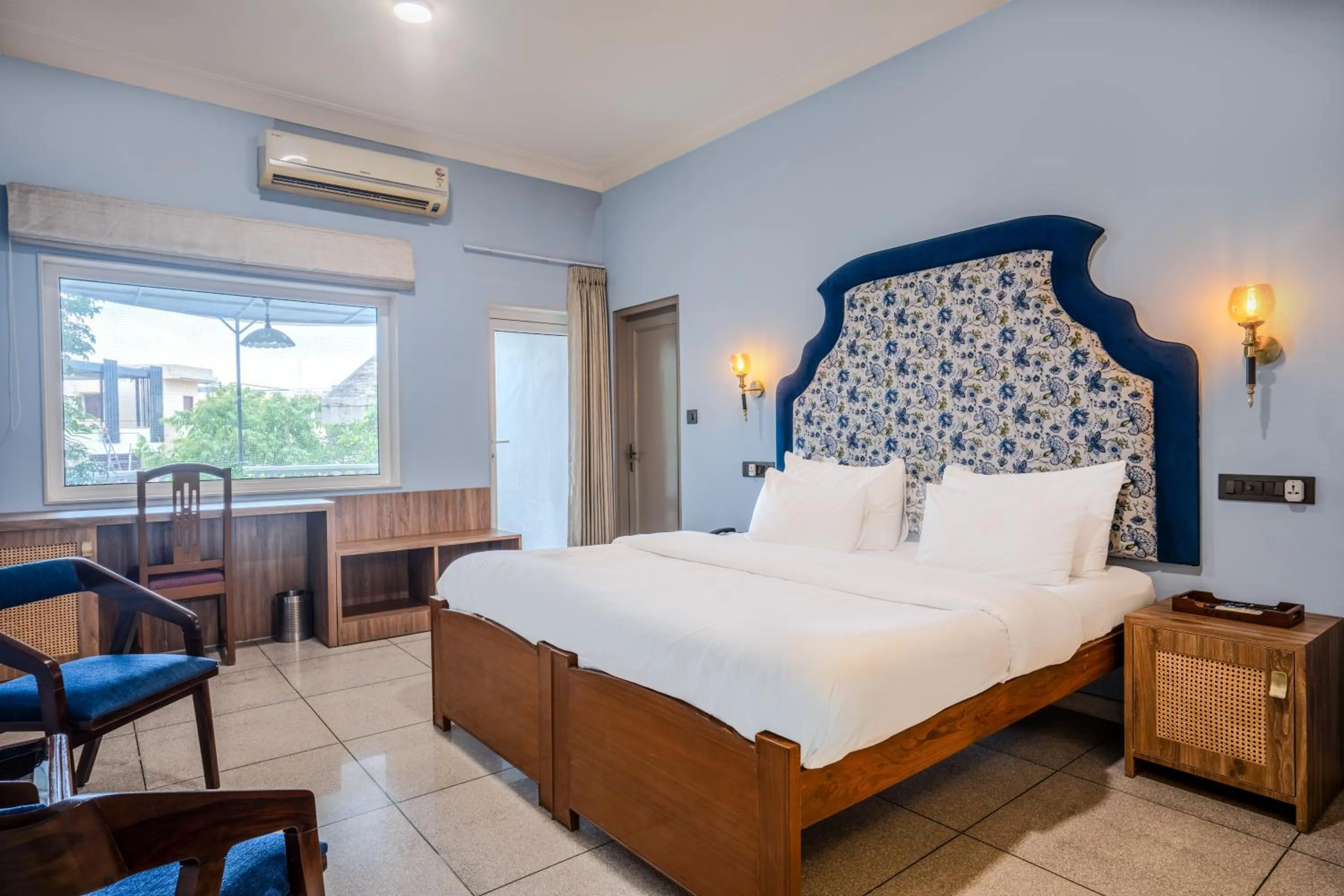 Bed in Girisadan - A City Centre Boutique Hotel