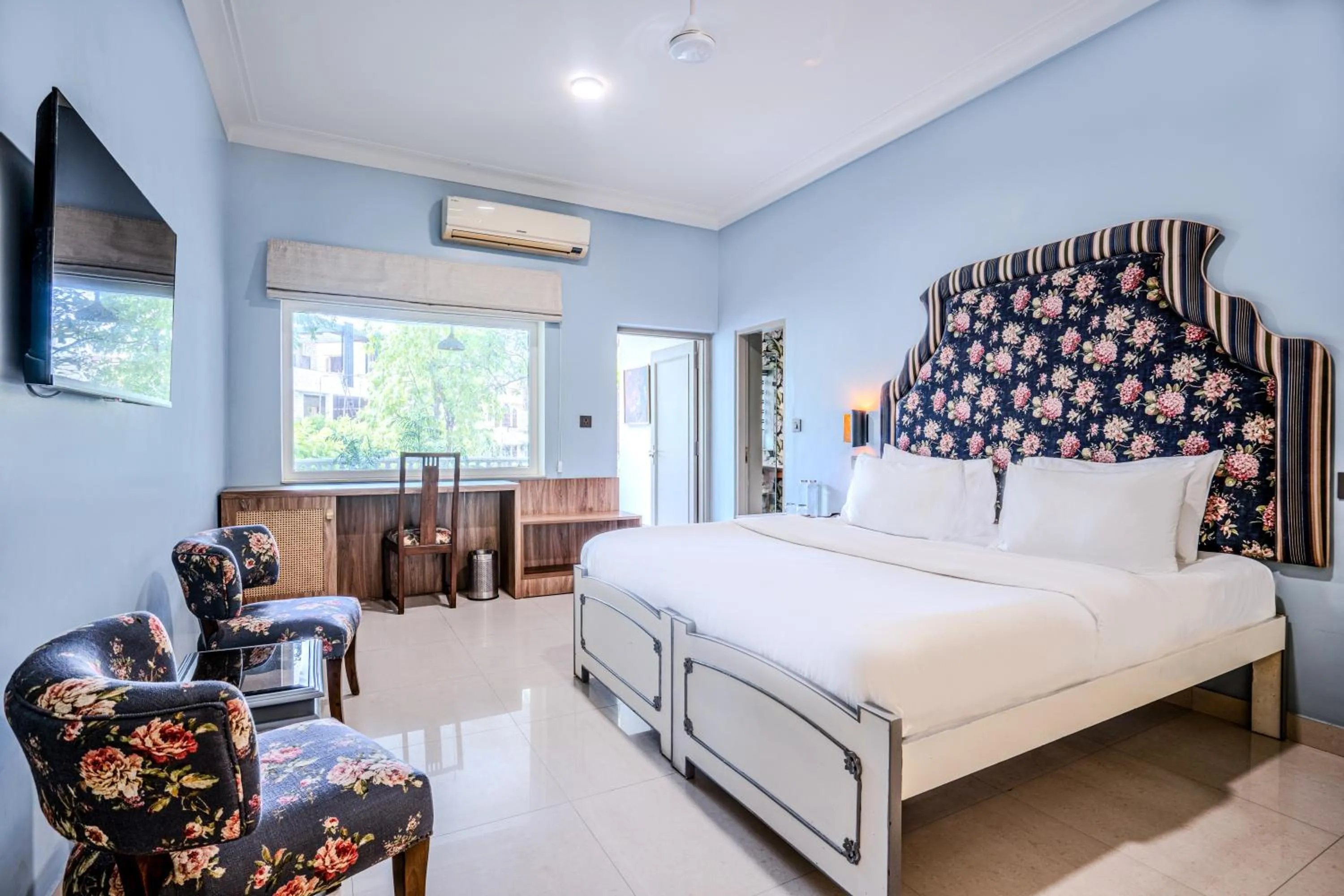 TV and multimedia, Bed in Girisadan - A City Centre Boutique Hotel