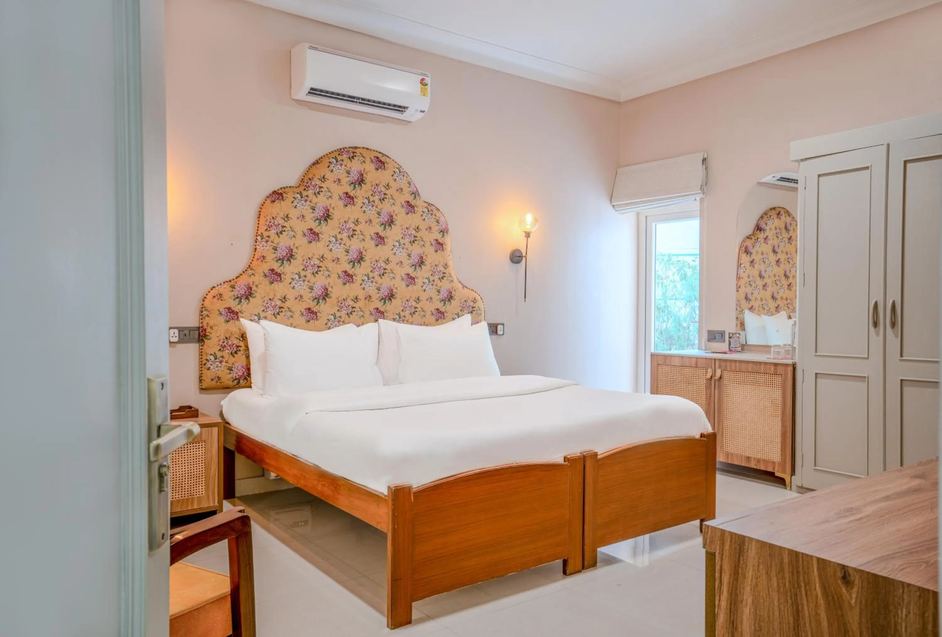 Bed in Girisadan - A City Centre Boutique Hotel