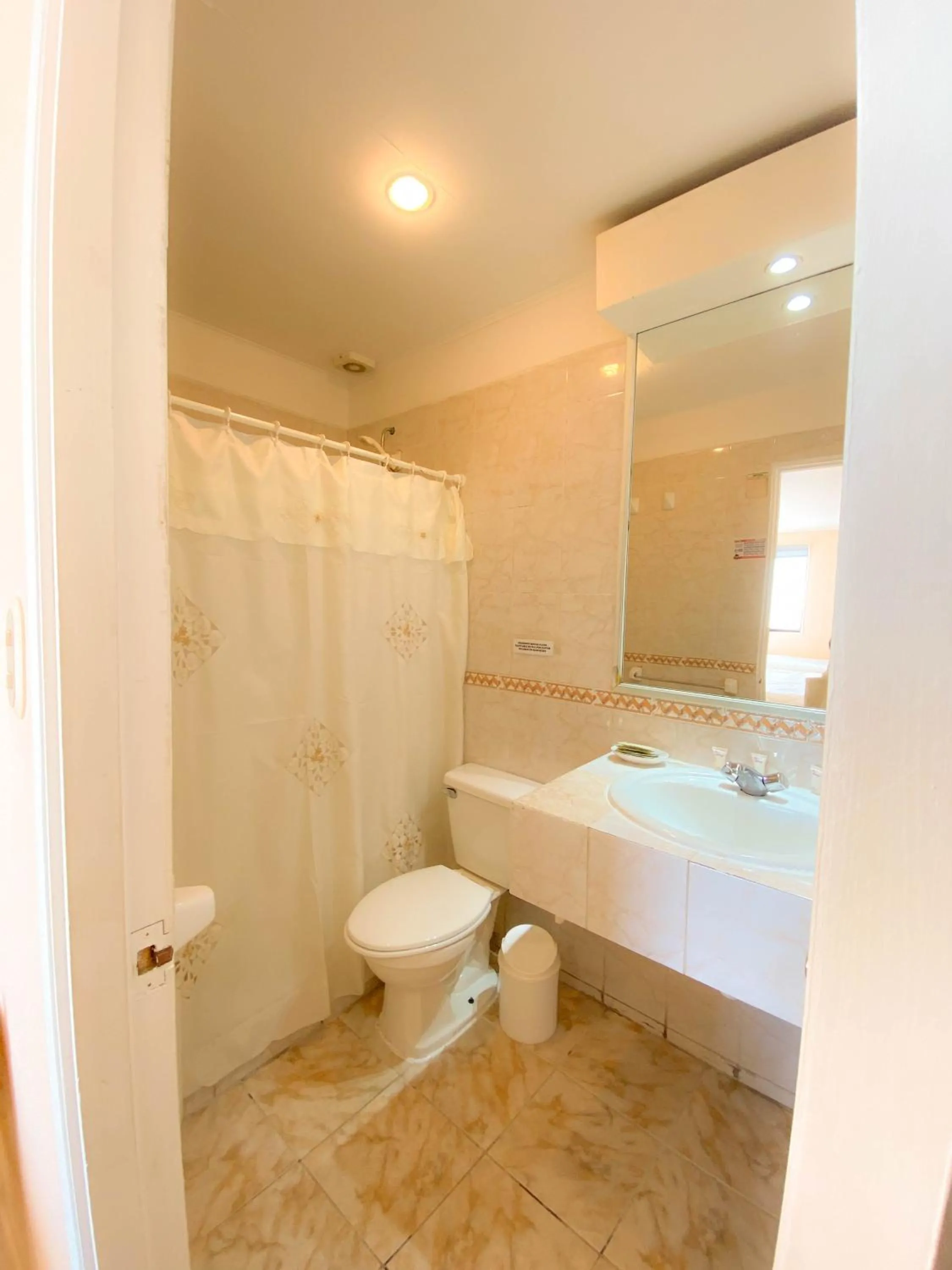 Bathroom in Hotel Londres La Serena