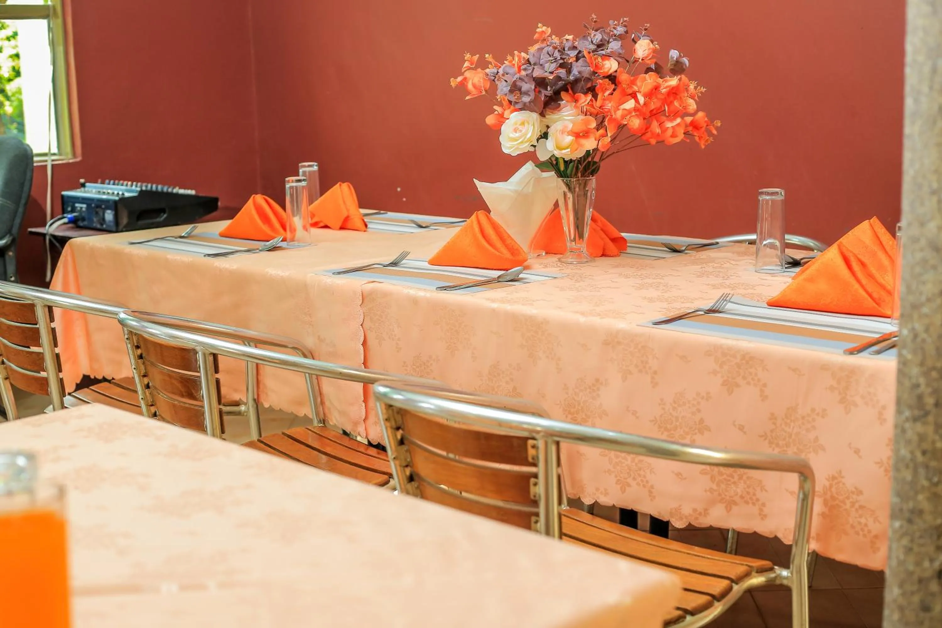 Restaurant/places to eat in Triple Tee Gardens & Accomodation