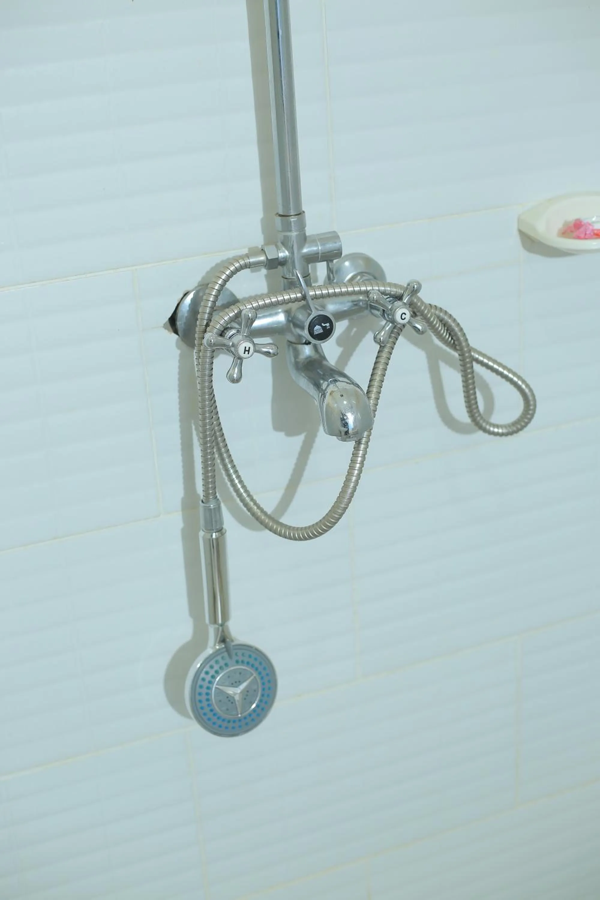 Shower in Triple Tee Gardens & Accomodation