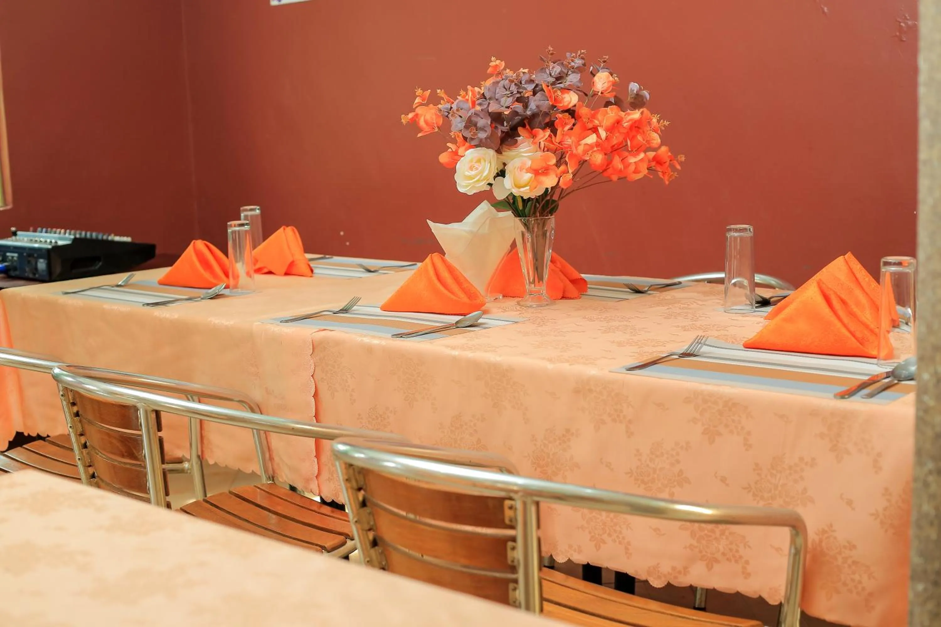 Restaurant/places to eat in Triple Tee Gardens & Accomodation