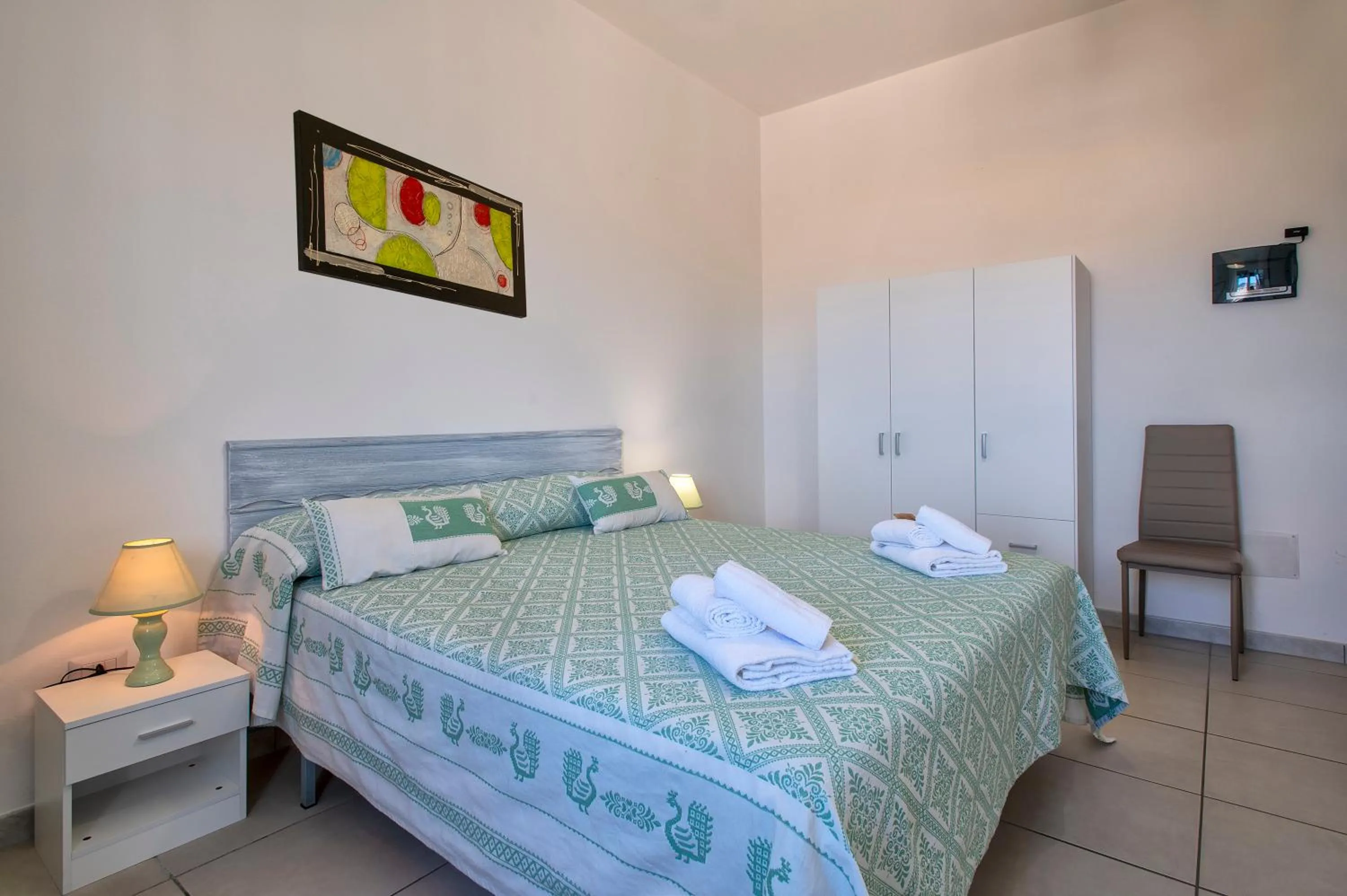 Photo of the whole room, Bed in HORIZON