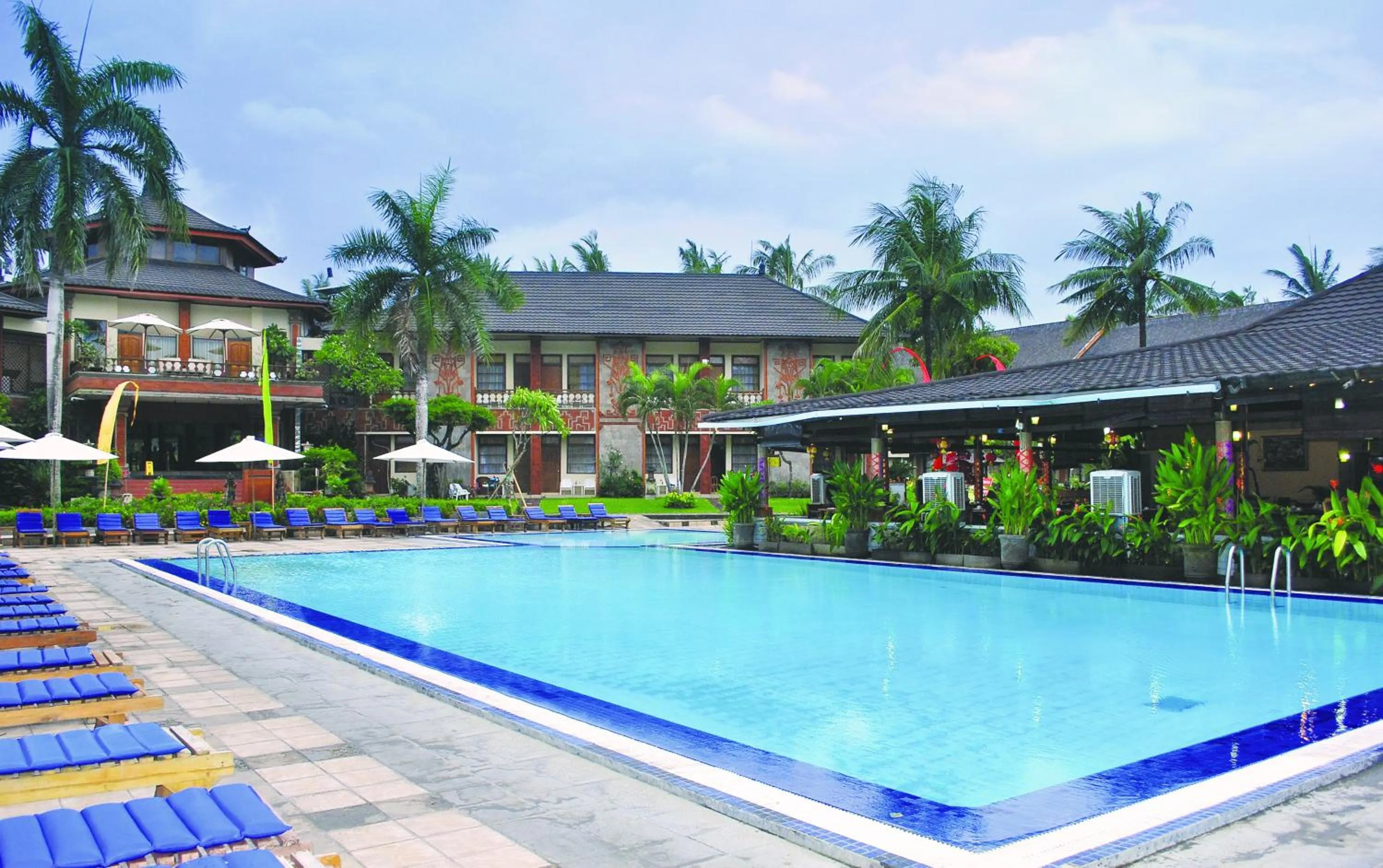 Restaurant/places to eat, Swimming Pool in Club Bali Family Suites @ Legian Beach