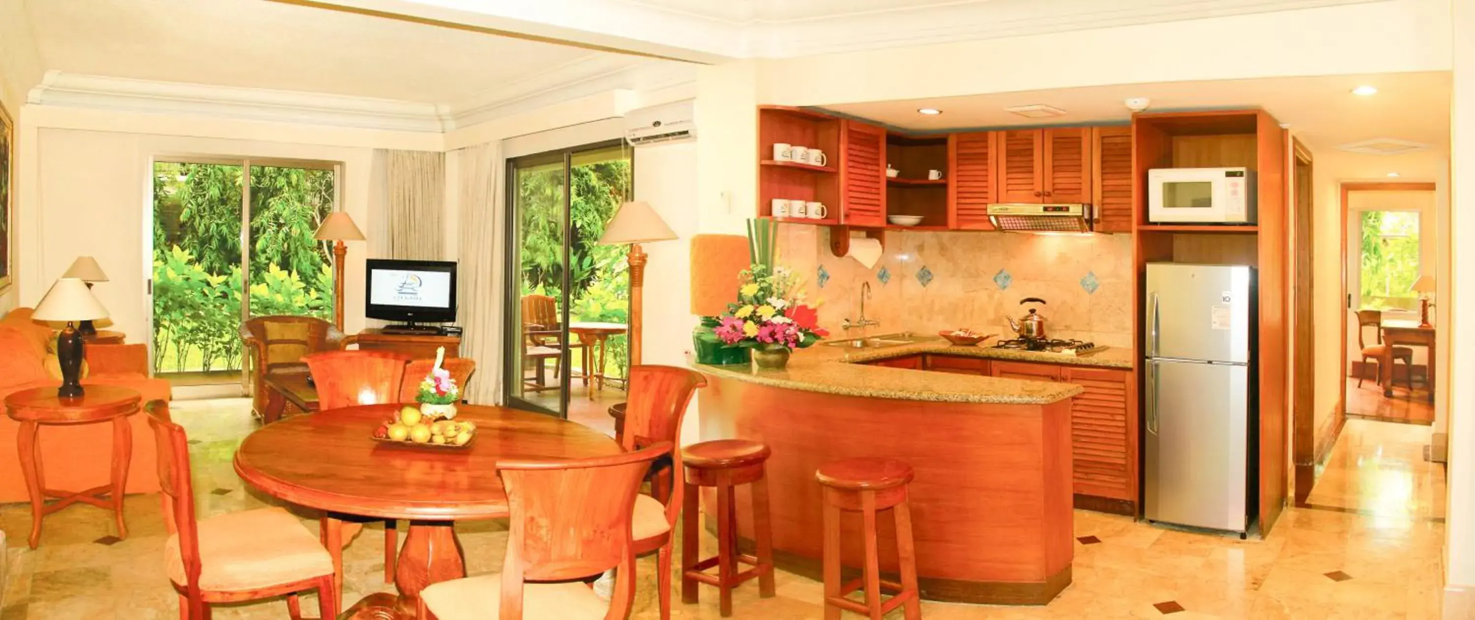 Garden, Lounge/Bar in Club Bali Family Suites @ Legian Beach