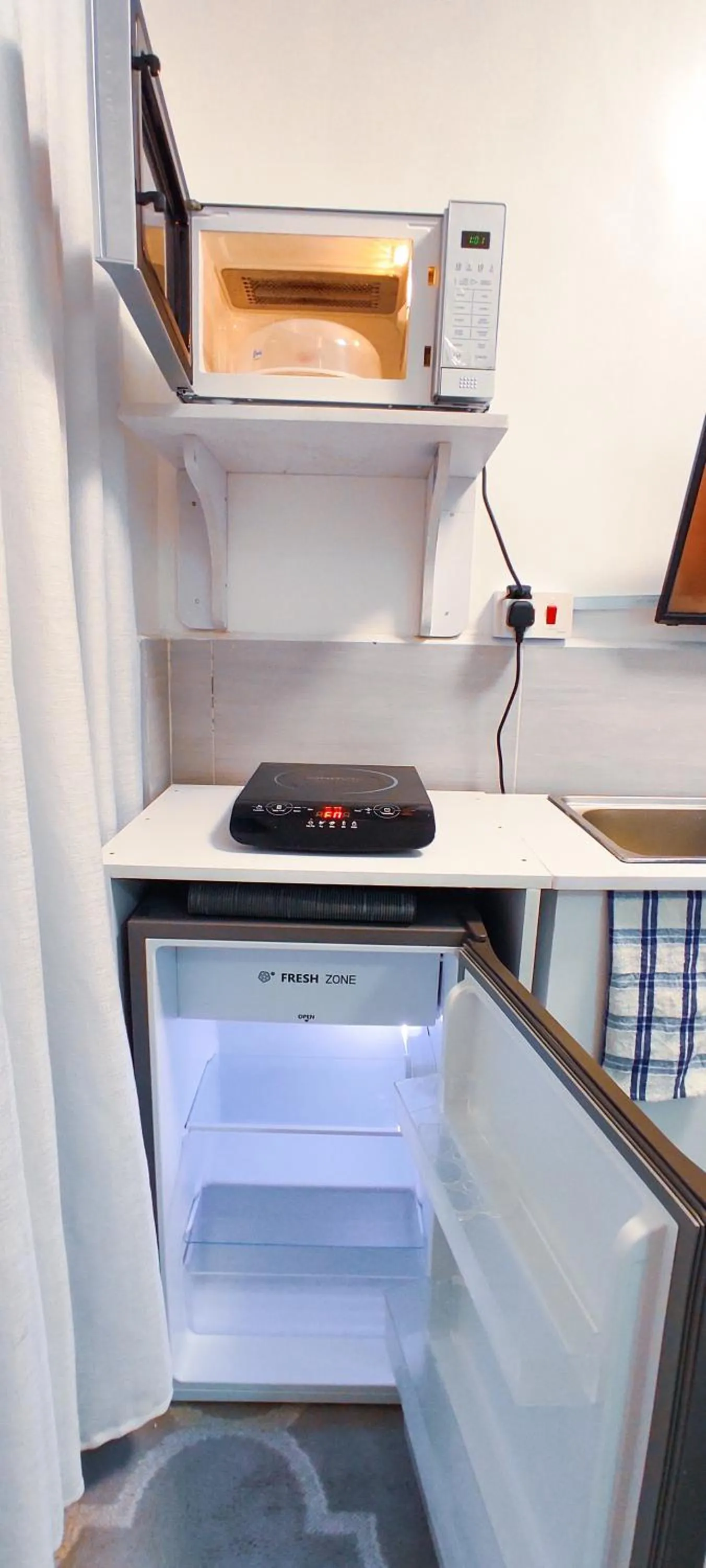 Kitchen or kitchenette in Dukes Suites