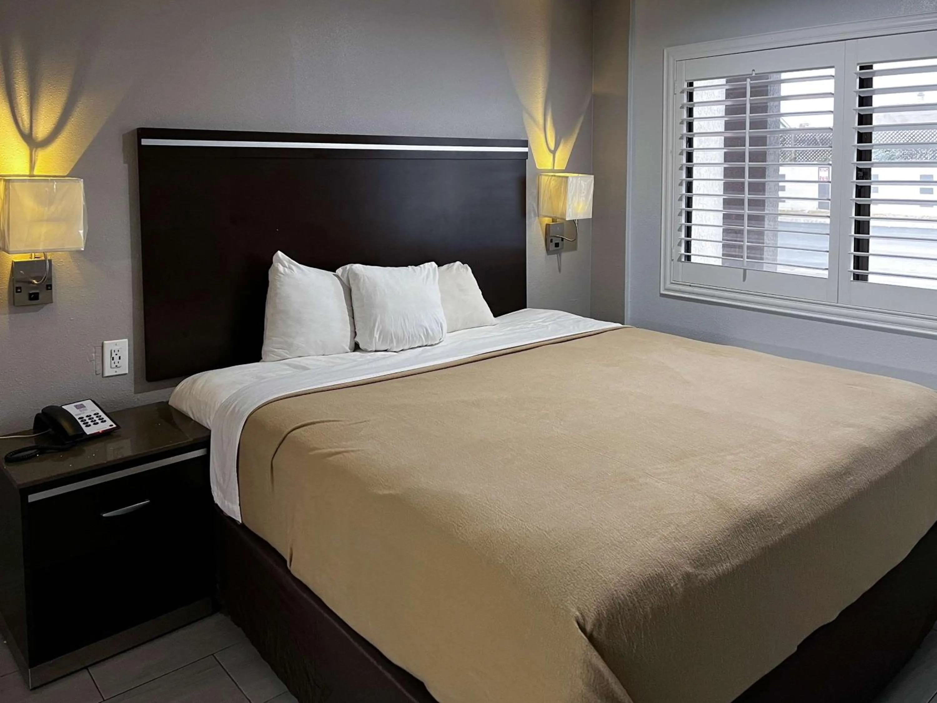 Bedroom, Bed in Studio 6 Artesia CA