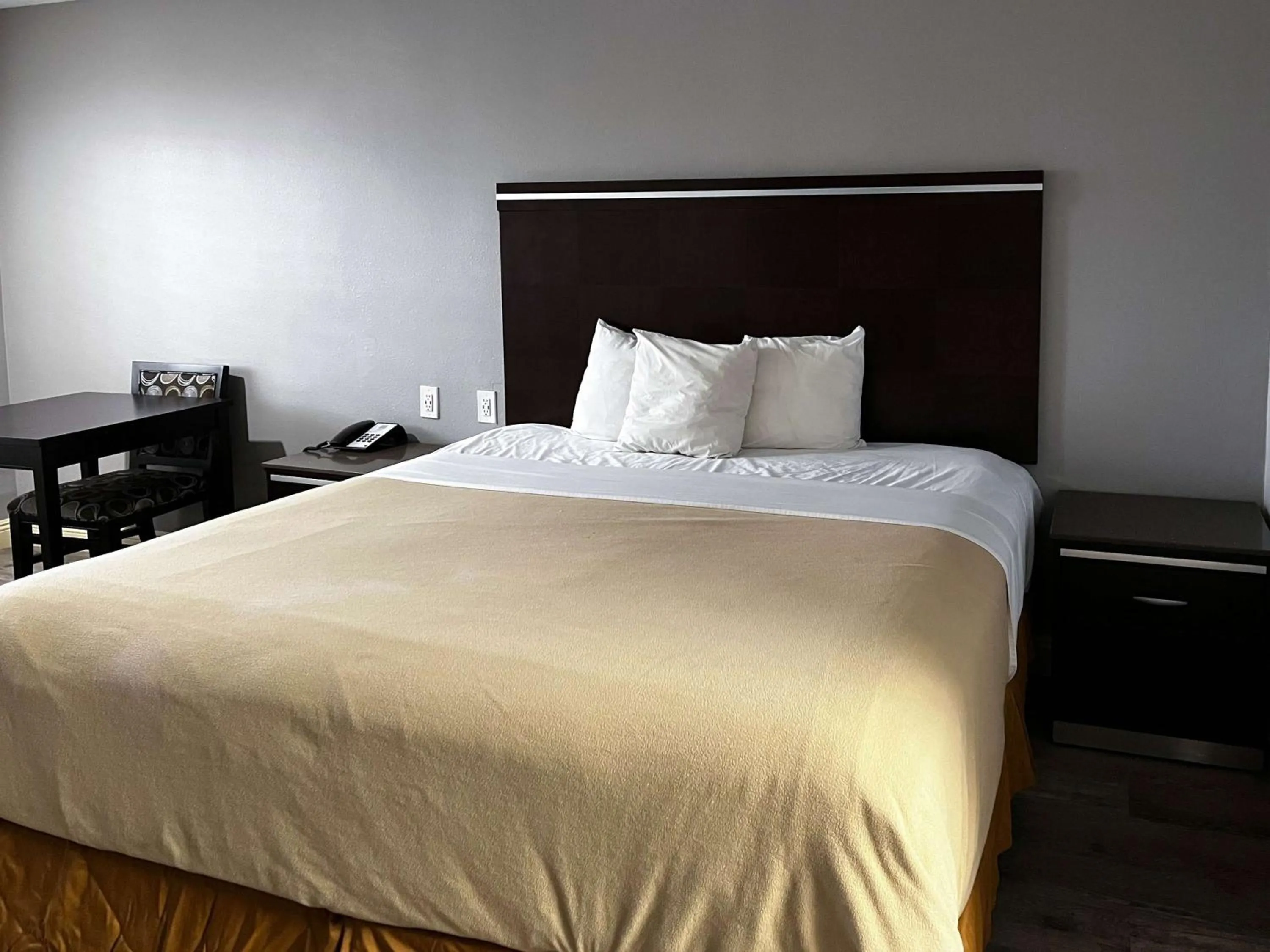 Bedroom, Bed in Studio 6 Artesia CA