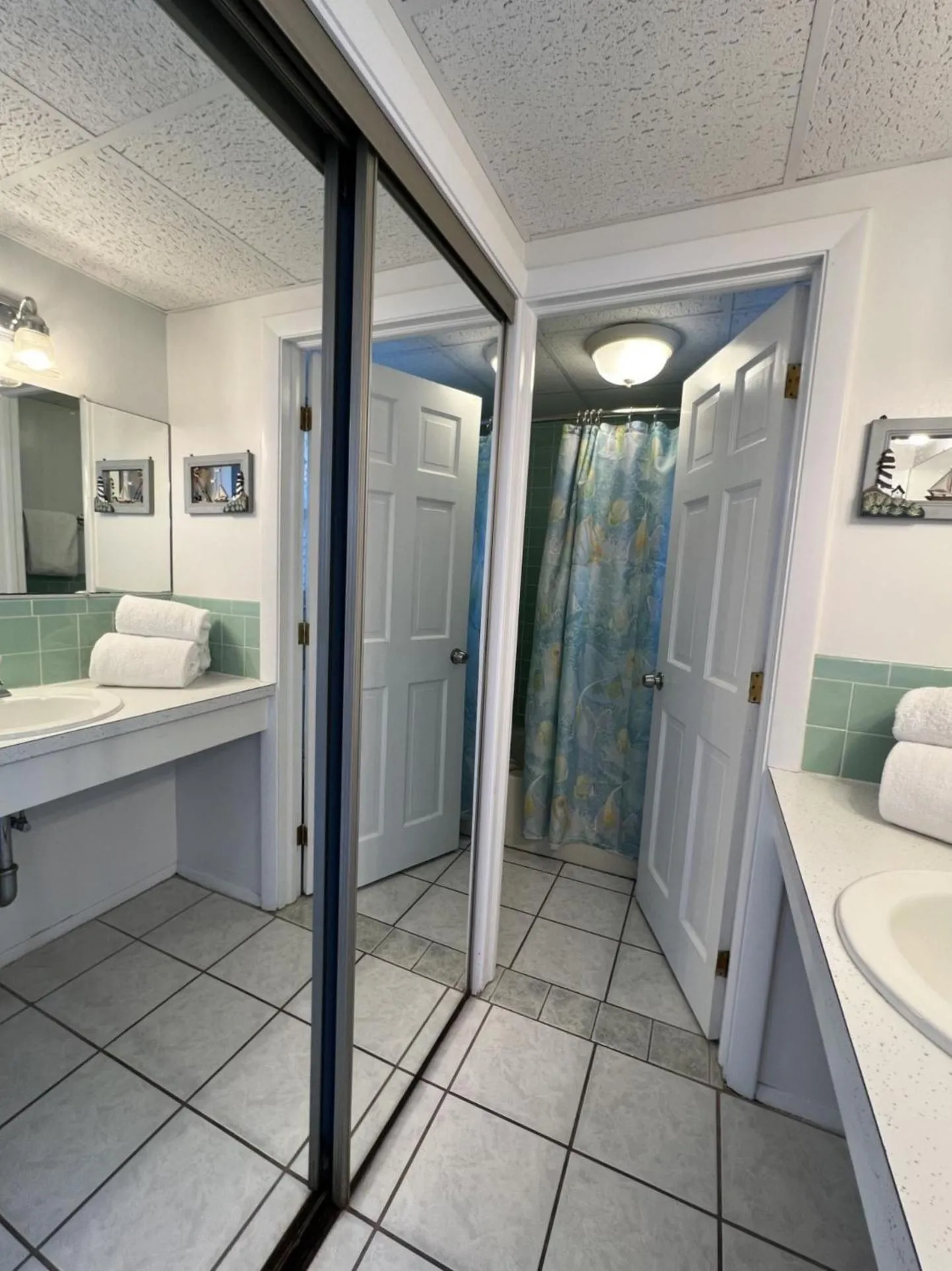 Bathroom, Bed in Seashell Motel