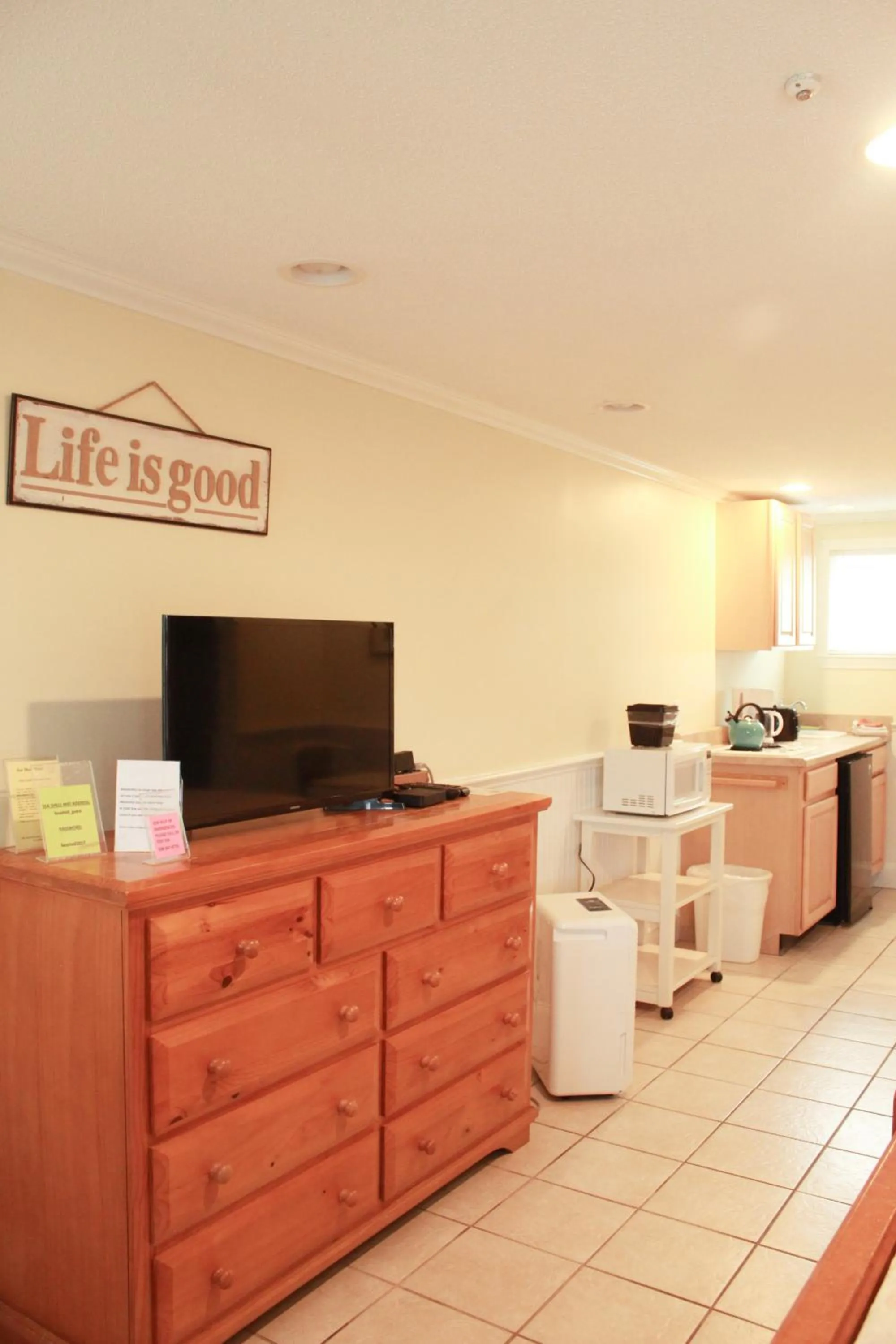 Kitchen or kitchenette in Seashell Motel