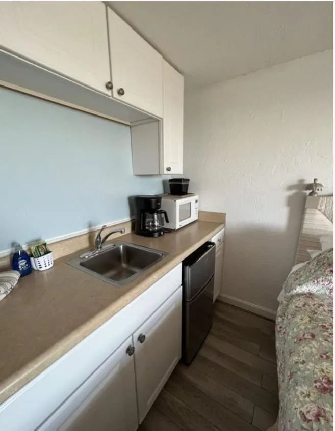Kitchen or kitchenette in Seashell Motel