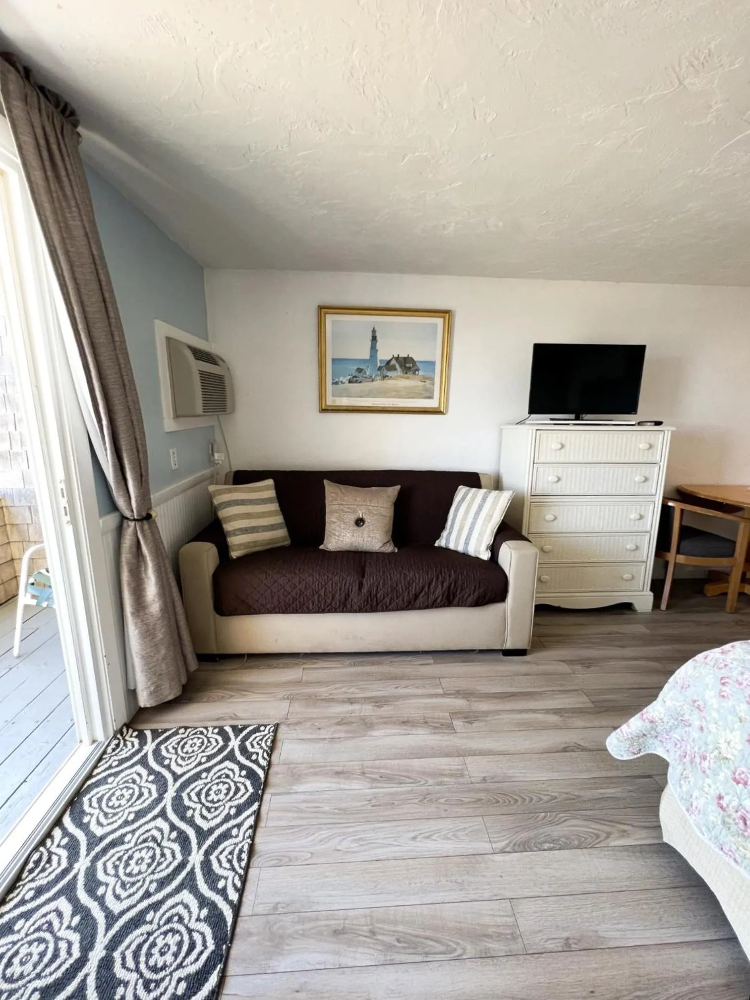 TV and multimedia, Bed in Seashell Motel