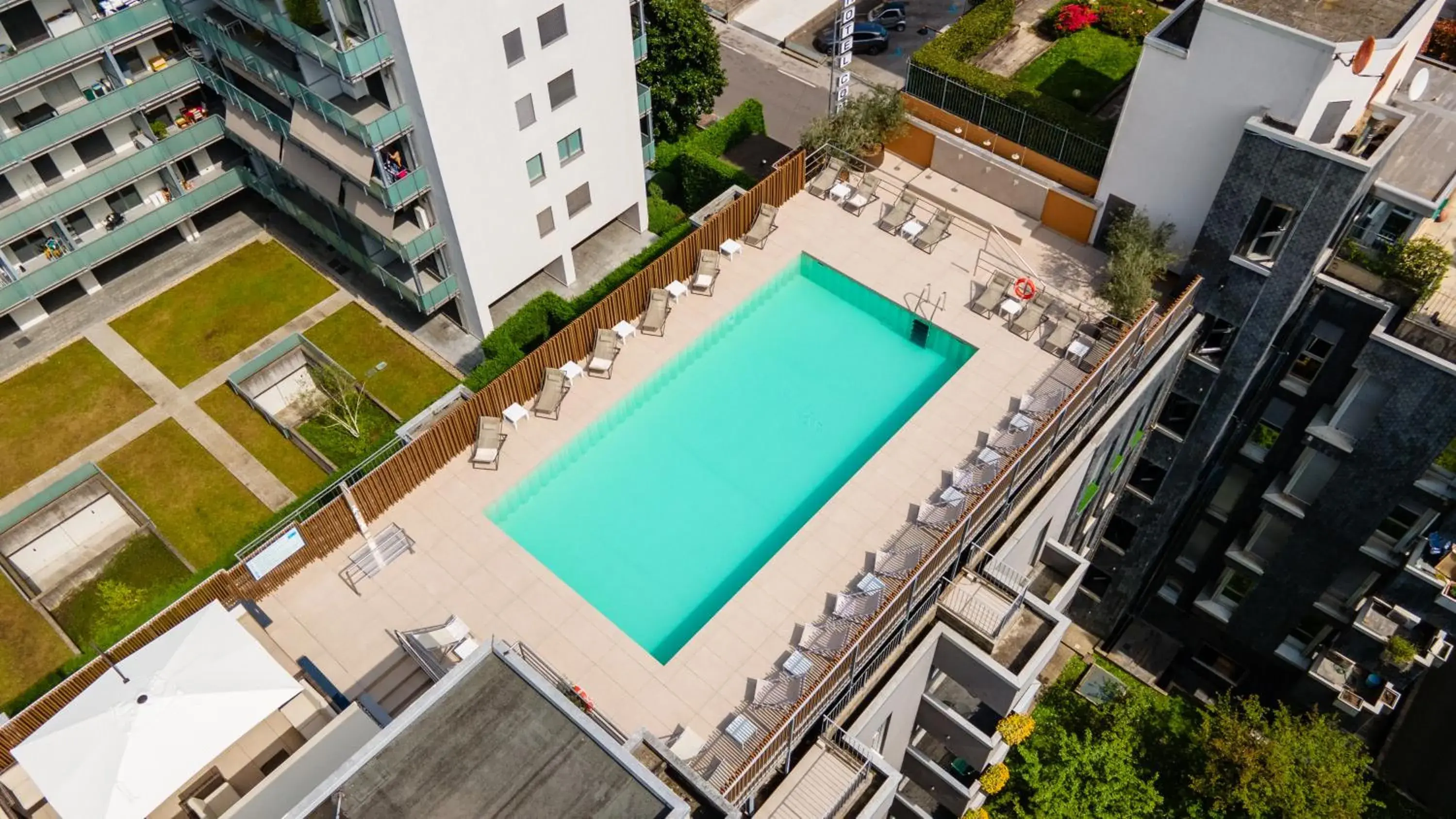 Swimming pool in Hotel Como Swimming pool in Hotel Como