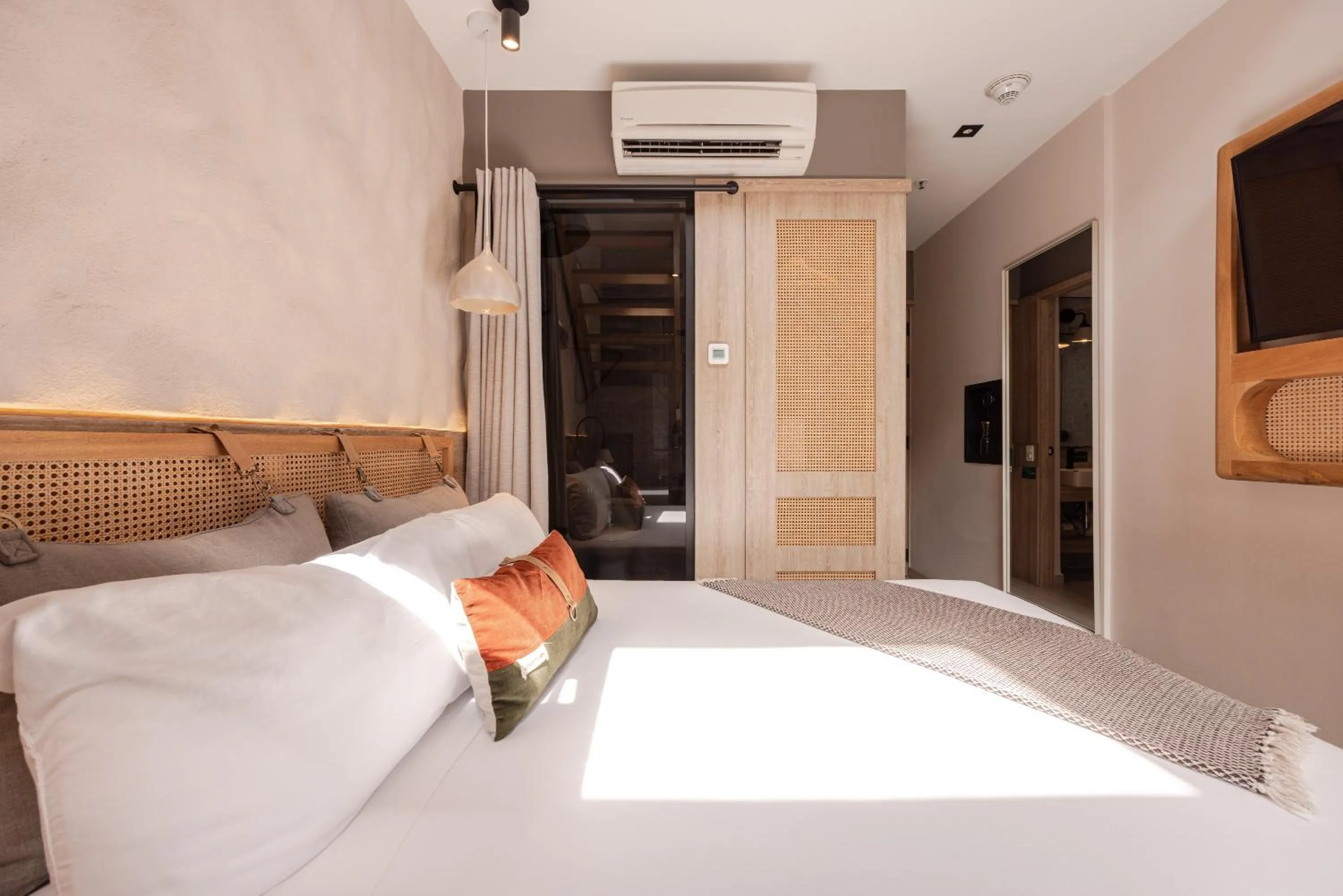 Bedroom, Bed in Landmark Hotel