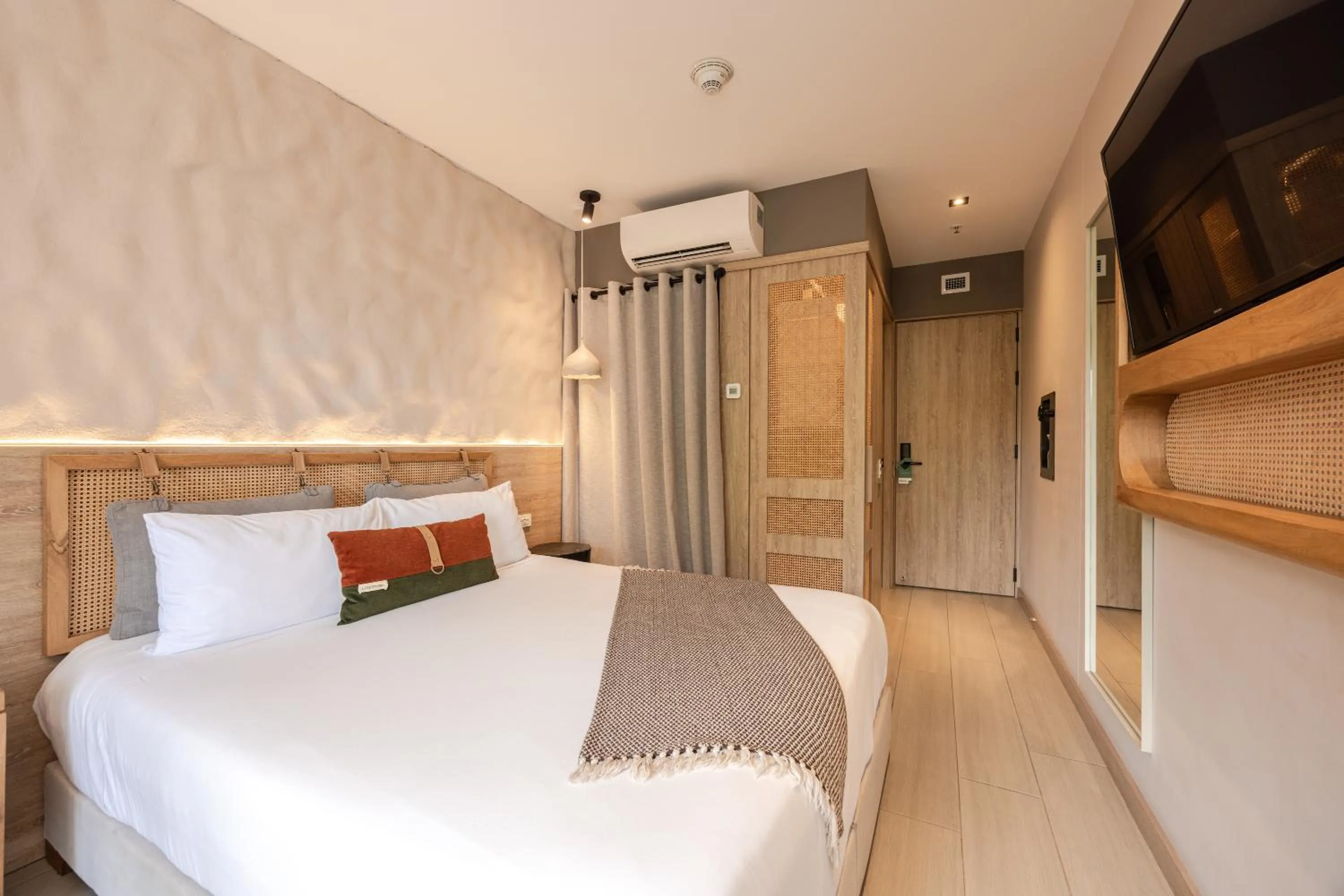 Bedroom, Bed in Landmark Hotel