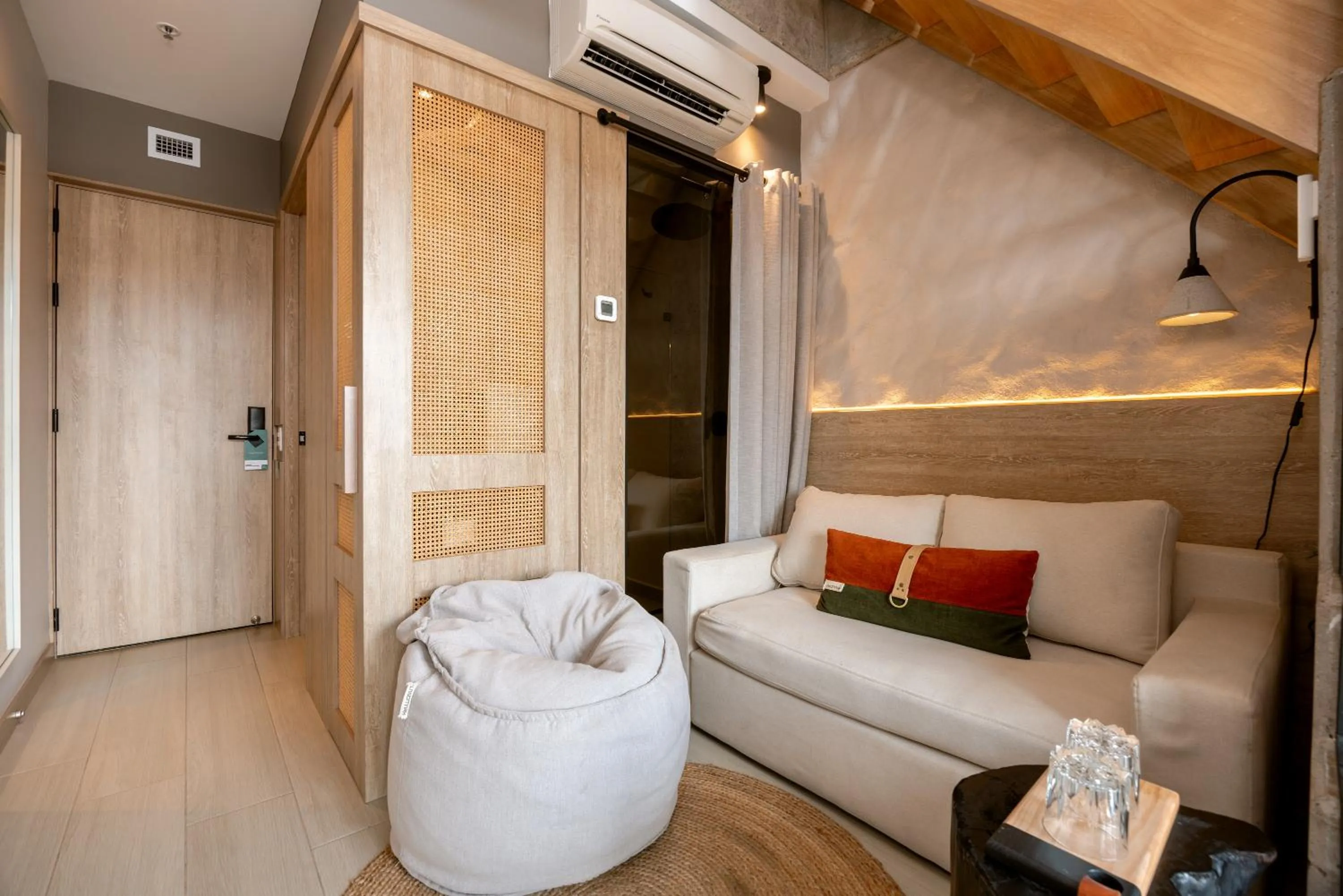 Living room, Bed in Landmark Hotel