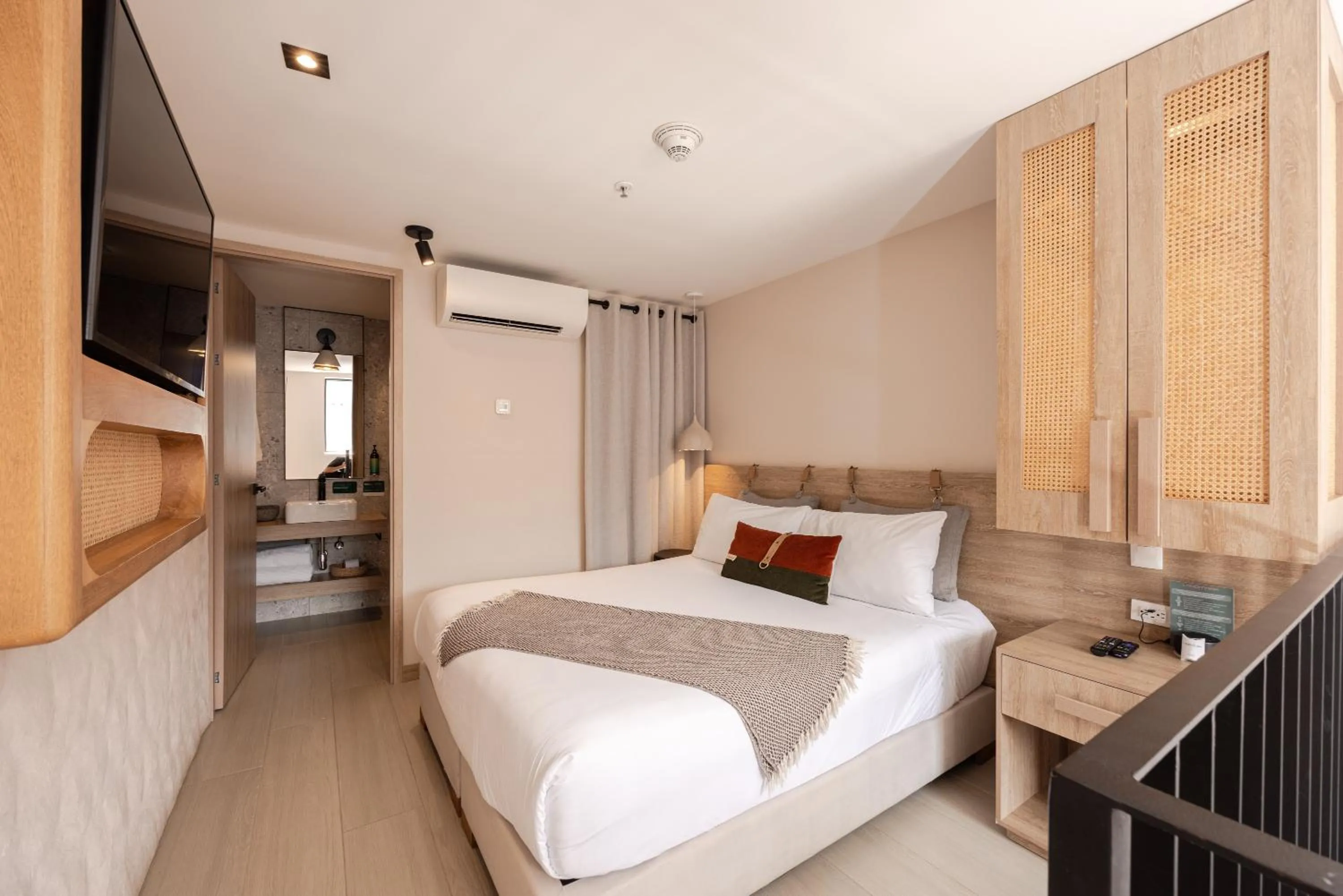 Bedroom, Bed in Landmark Hotel