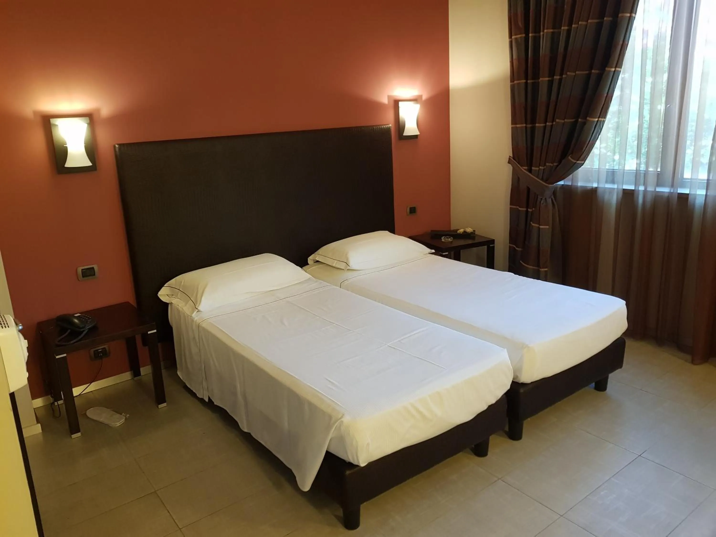 Facility for disabled guests, Bed in Hotel Montini Linate Airport