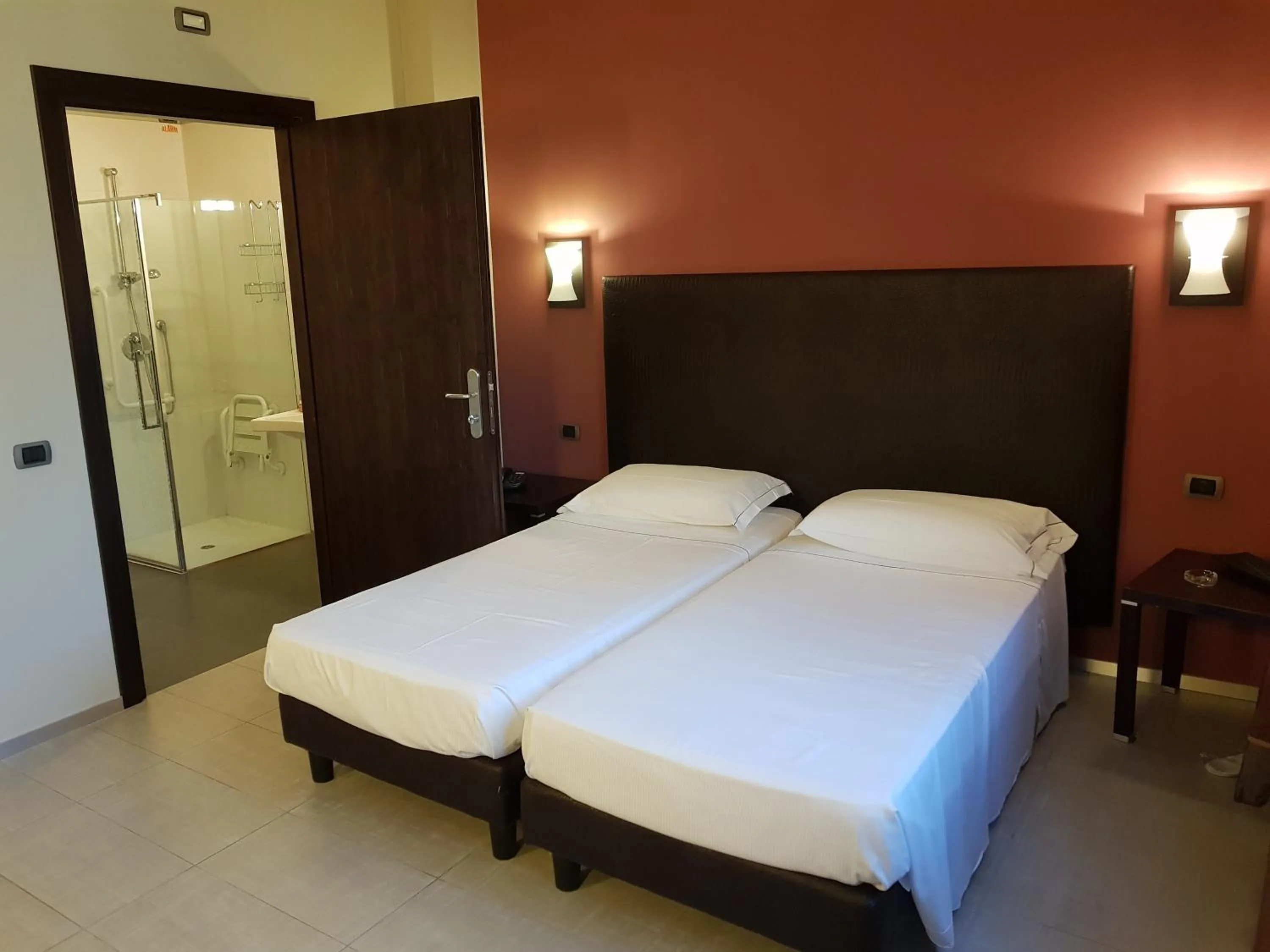 Facility for disabled guests, Bed in Hotel Montini Linate Airport