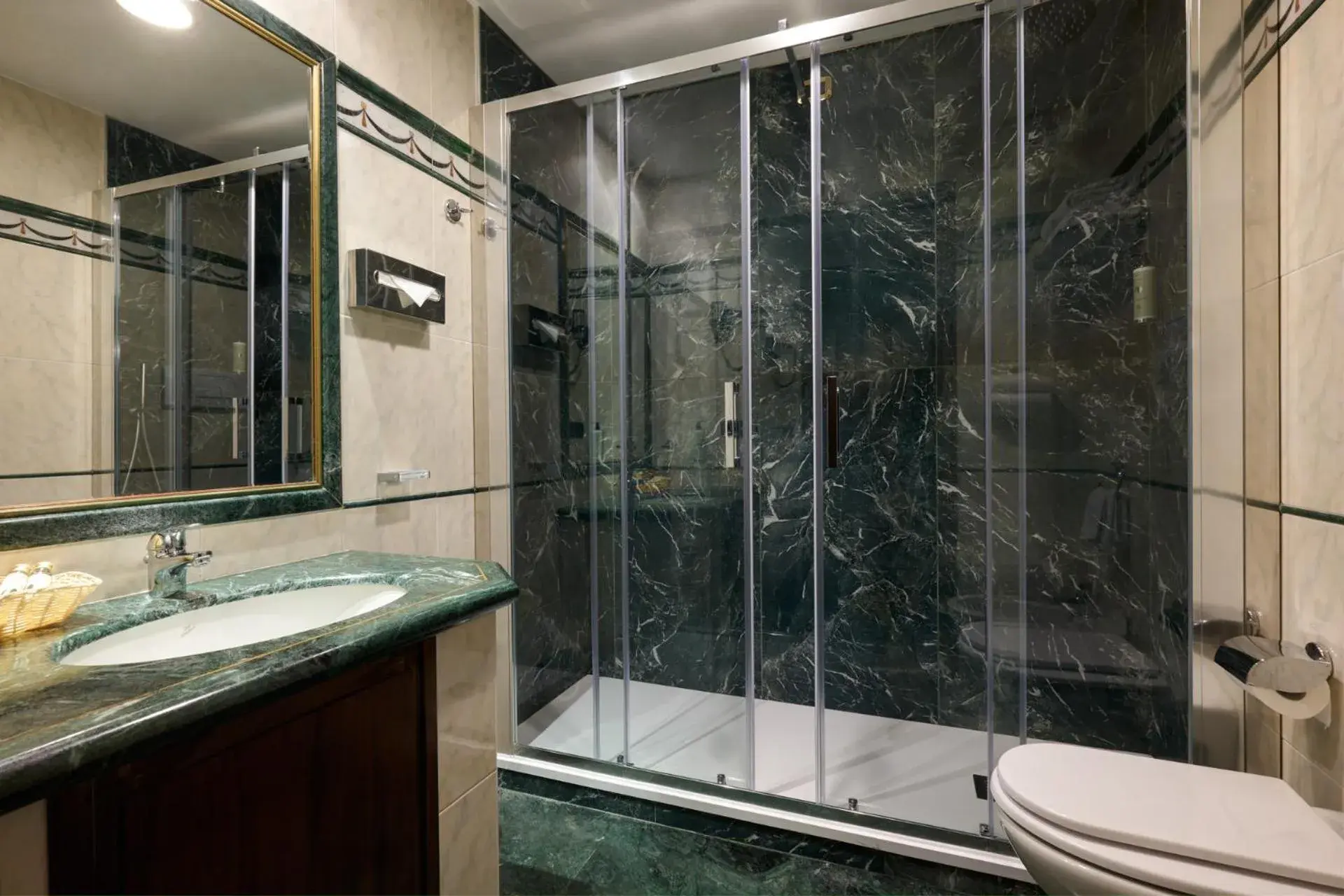 Bathroom in Grand Hotel Gianicolo Bathroom in Grand Hotel Gianicolo