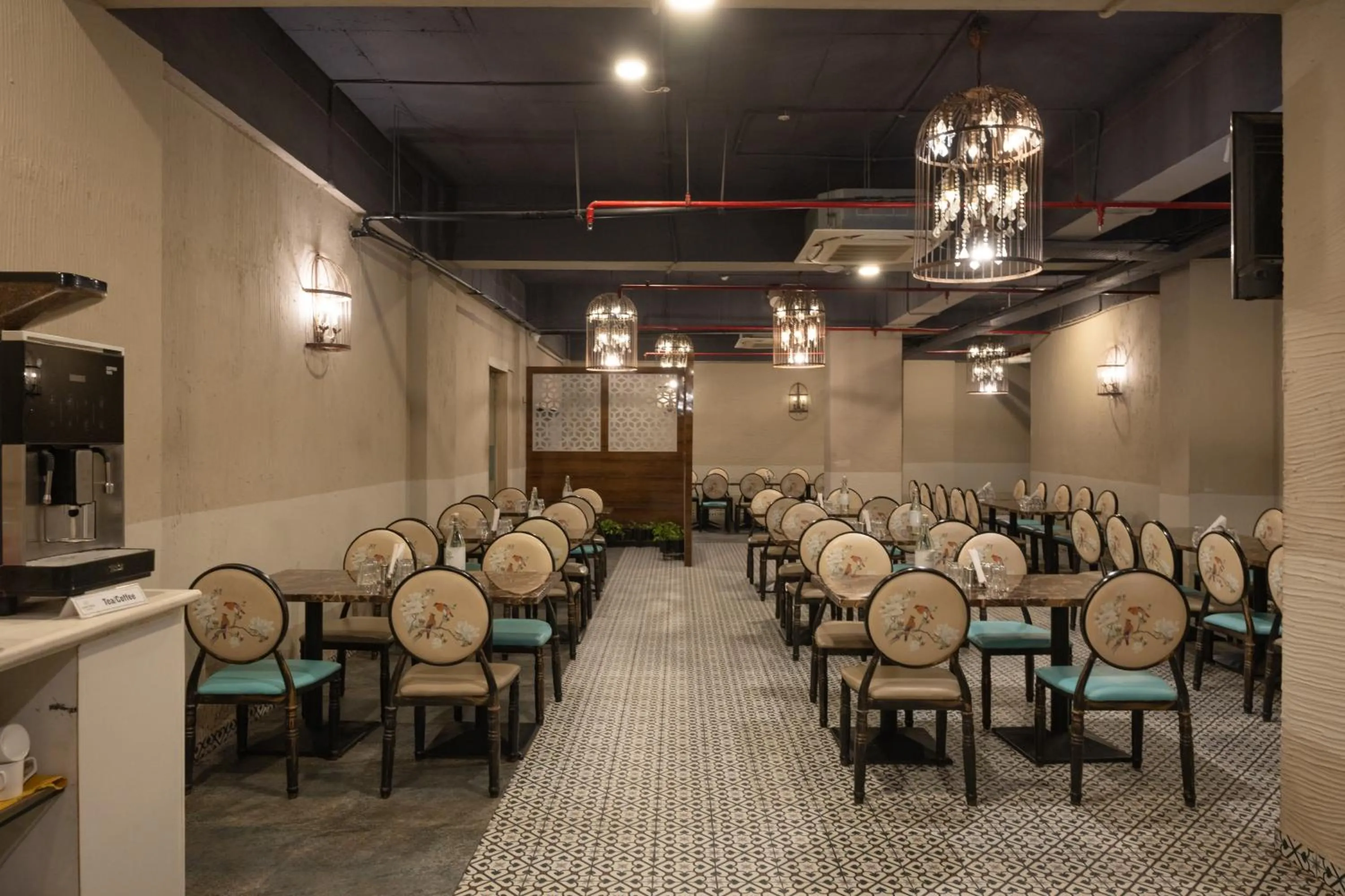 Restaurant/places to eat in OAKTREE HOTEL