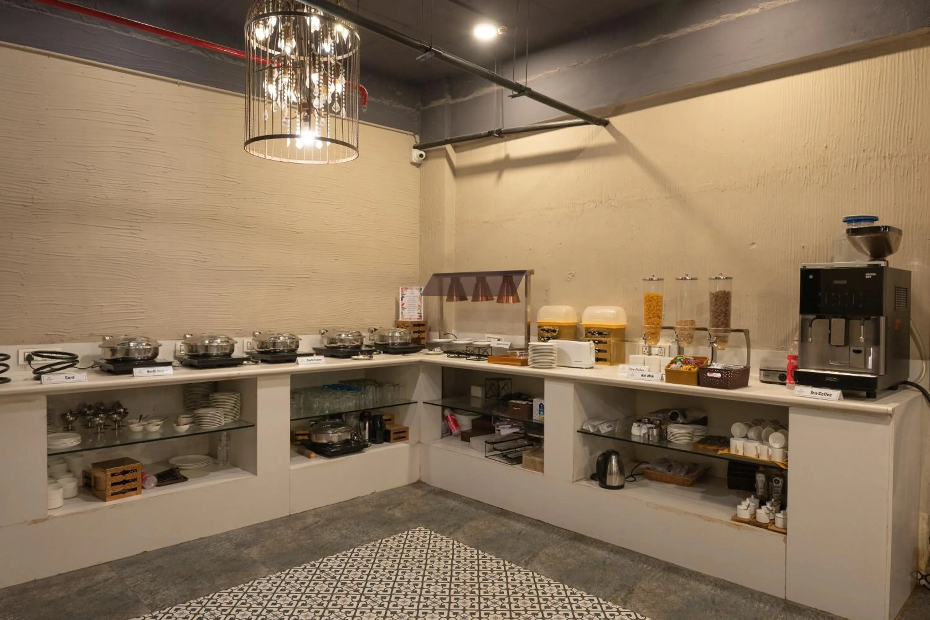 Restaurant/places to eat in OAKTREE HOTEL