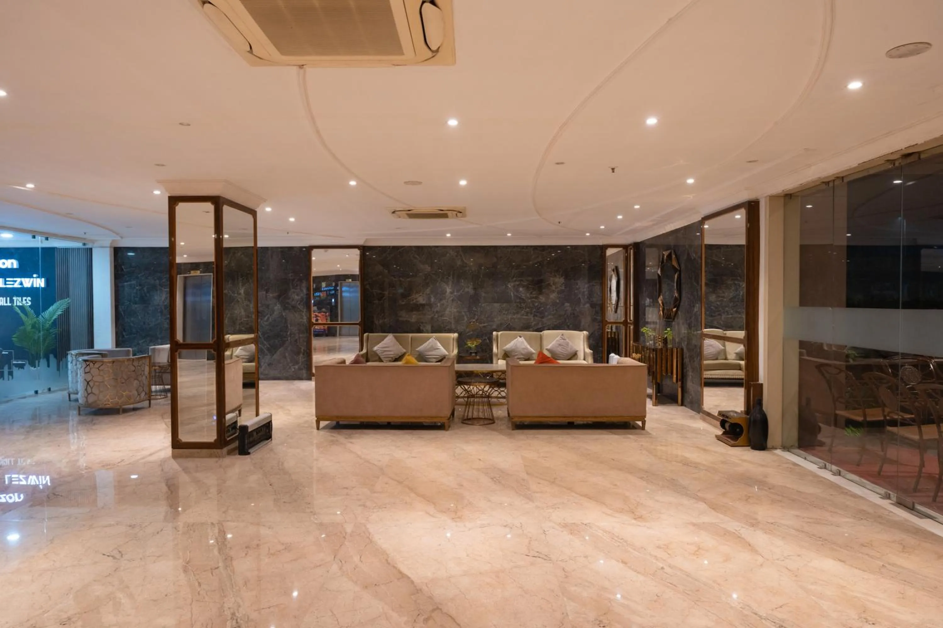 Lobby or reception in OAKTREE HOTEL