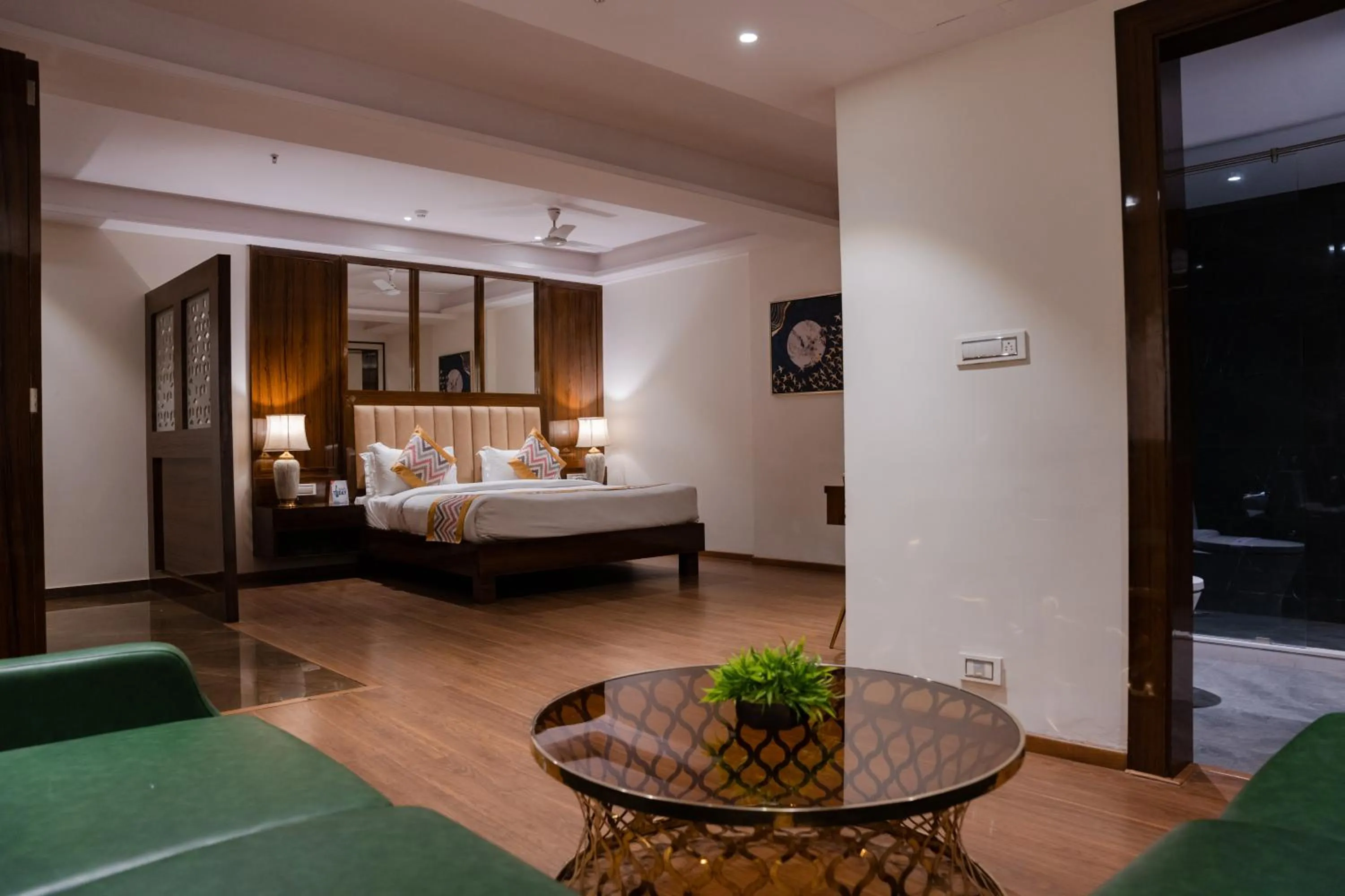 Living room, Bed in OAKTREE HOTEL