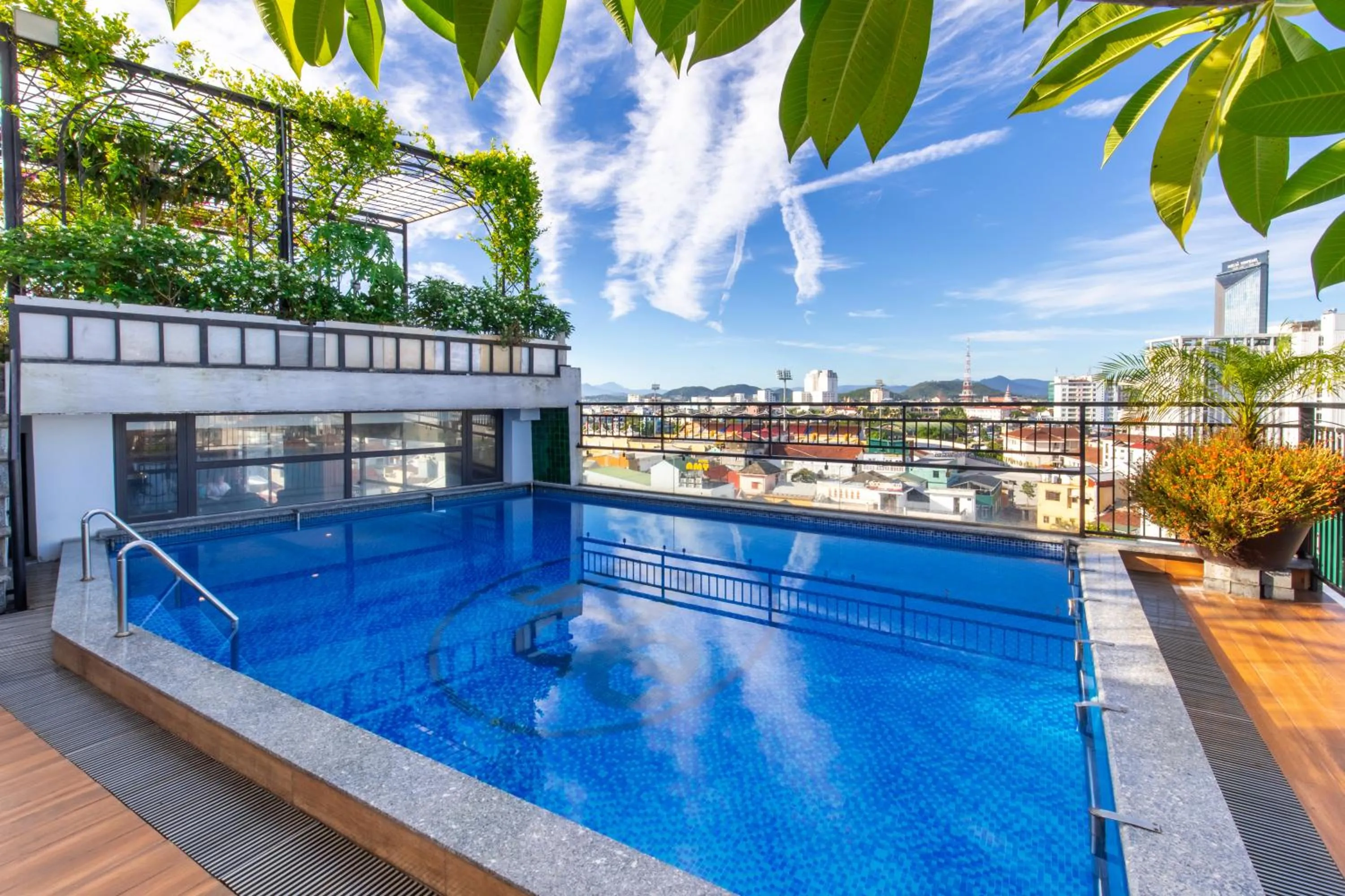 Swimming pool in Jade Scene Hotel