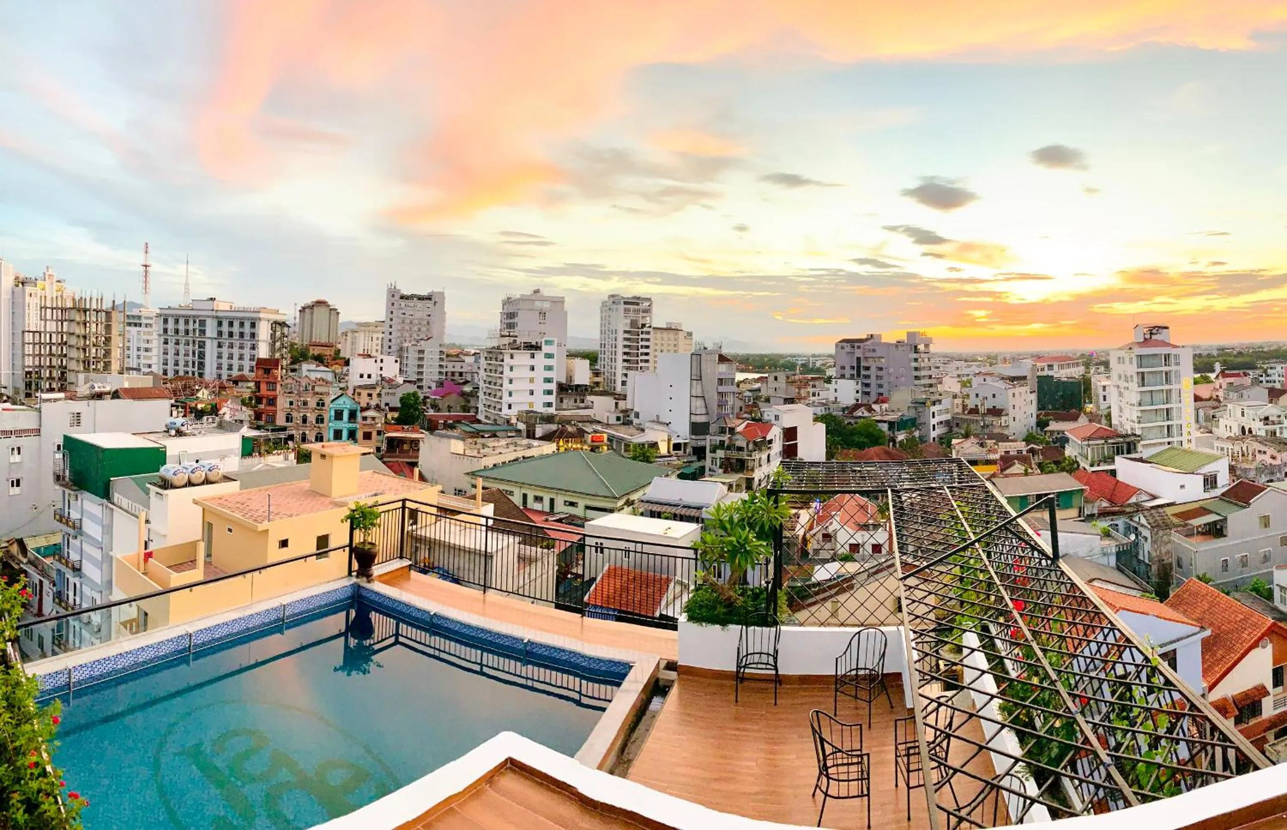 Swimming pool in Jade Scene Hotel