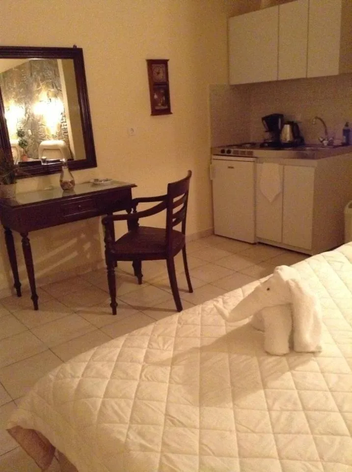 Kitchen or kitchenette, Bed in Litsa