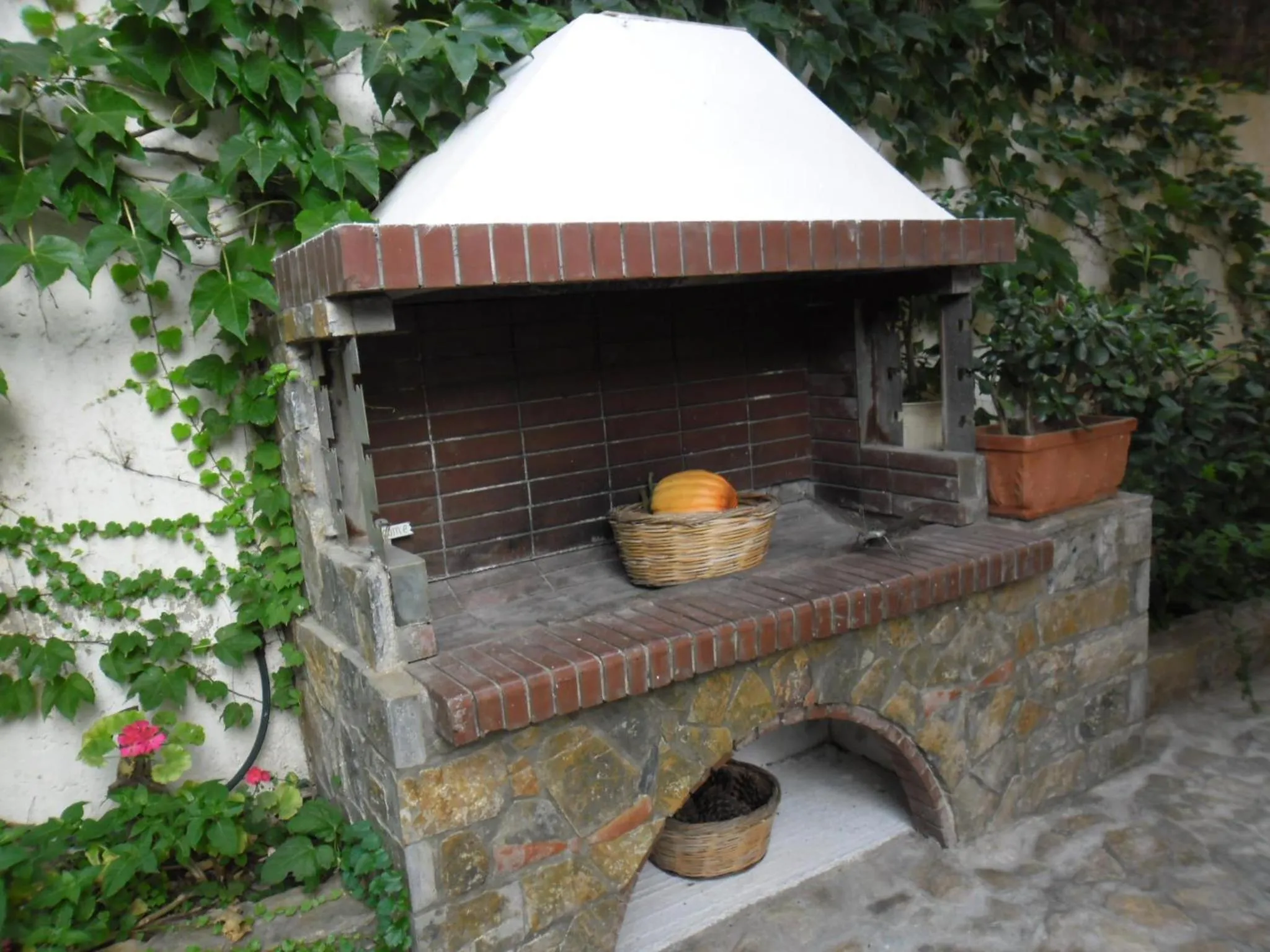 BBQ facilities in Litsa