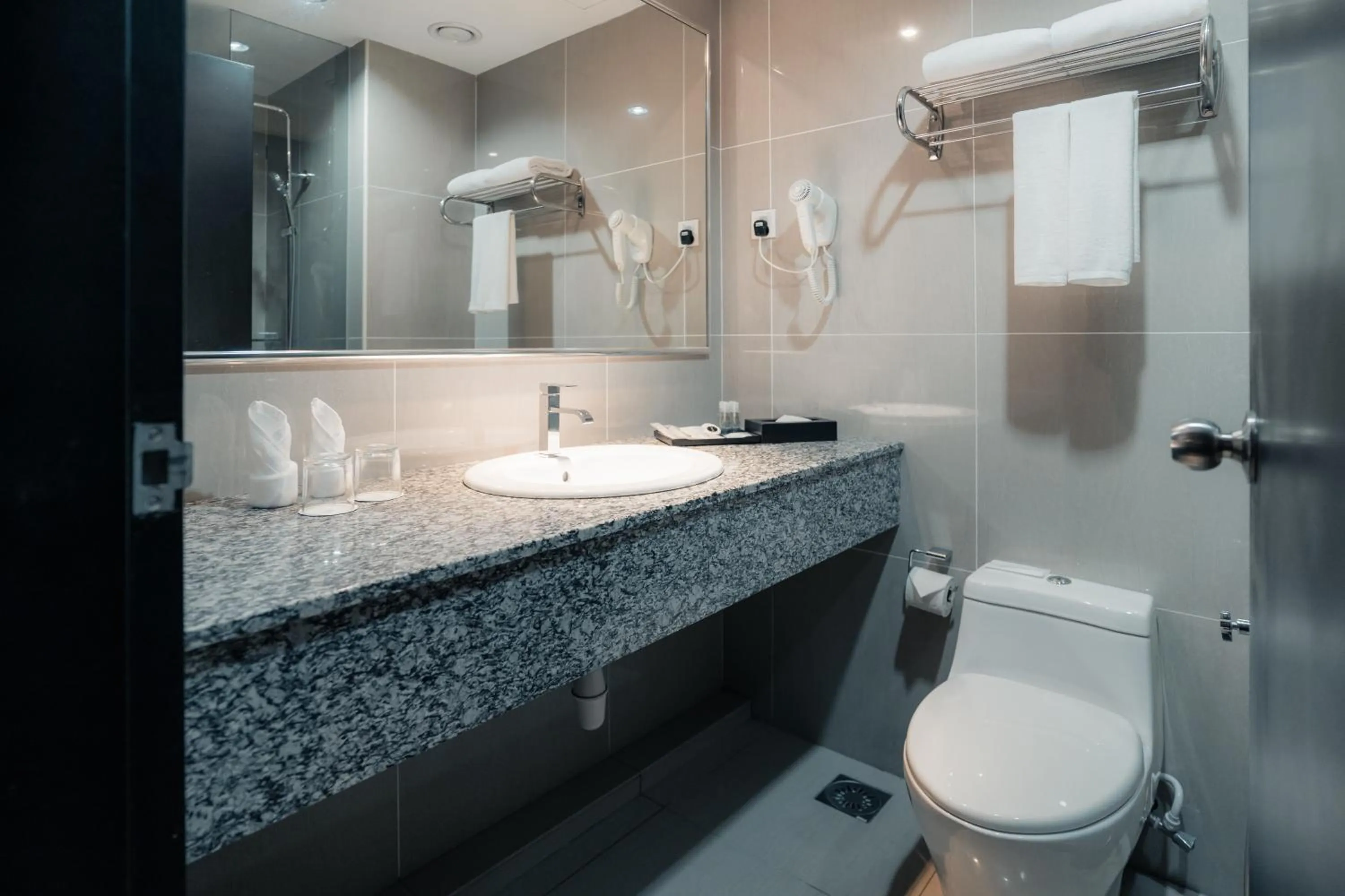 Bathroom in Le'venue Hotel