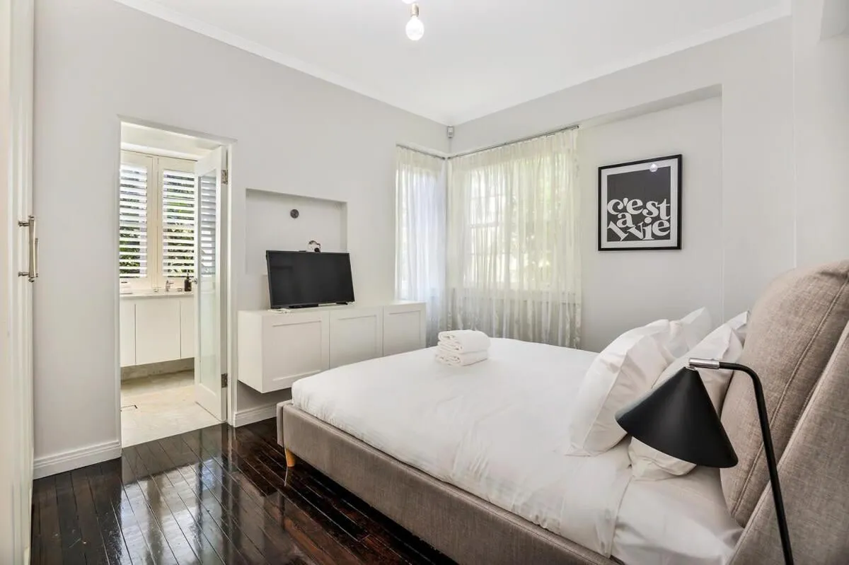 Henrietta's Gem - Close to cafes, shops and more