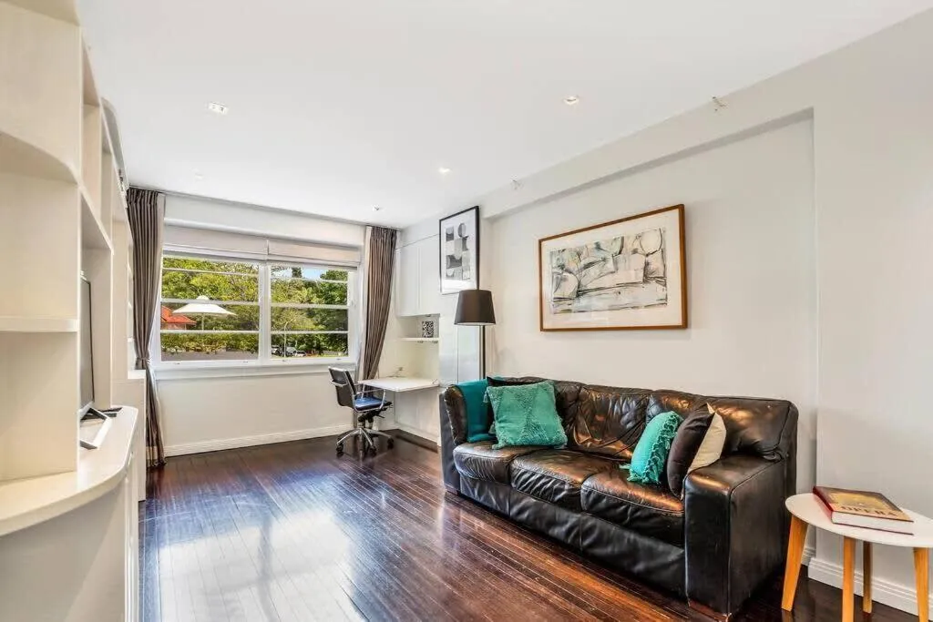 Henrietta's Gem - Close to cafes, shops and more