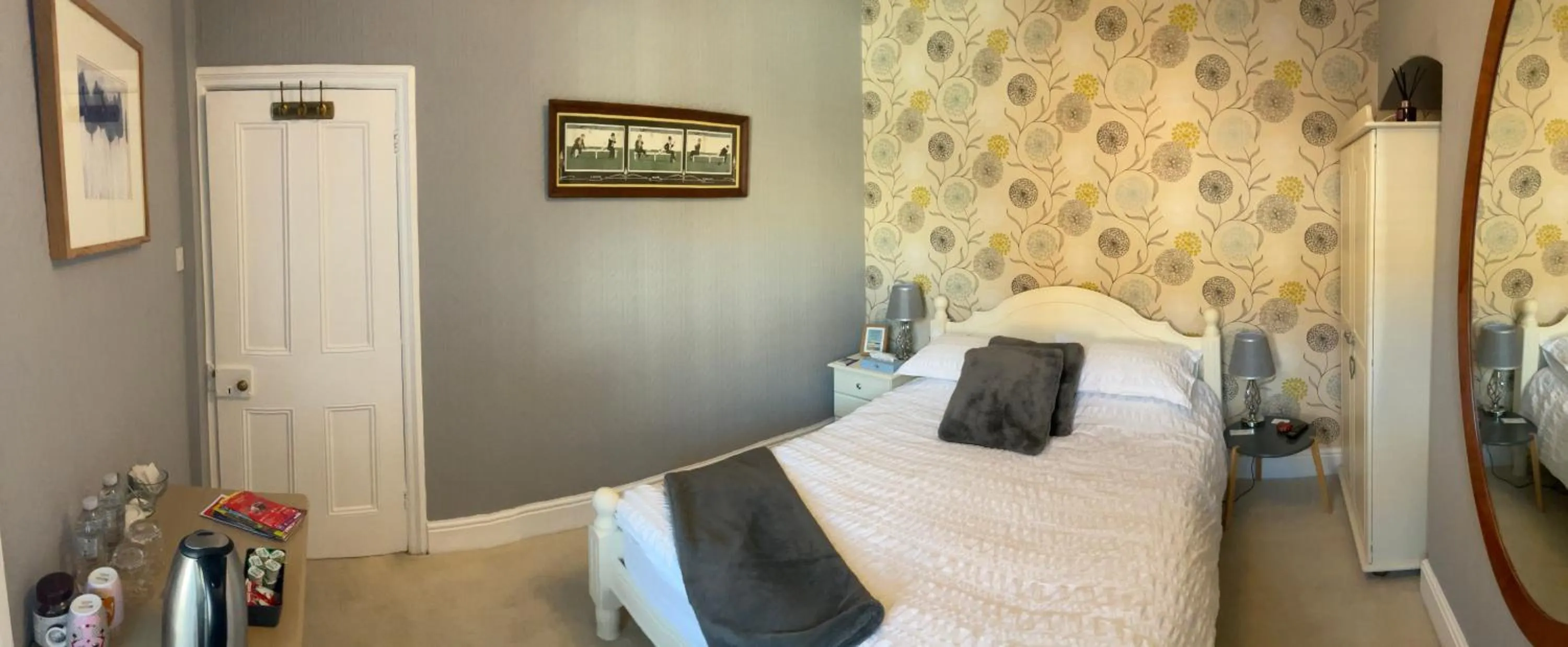 Photo of the whole room, Bed in Park View