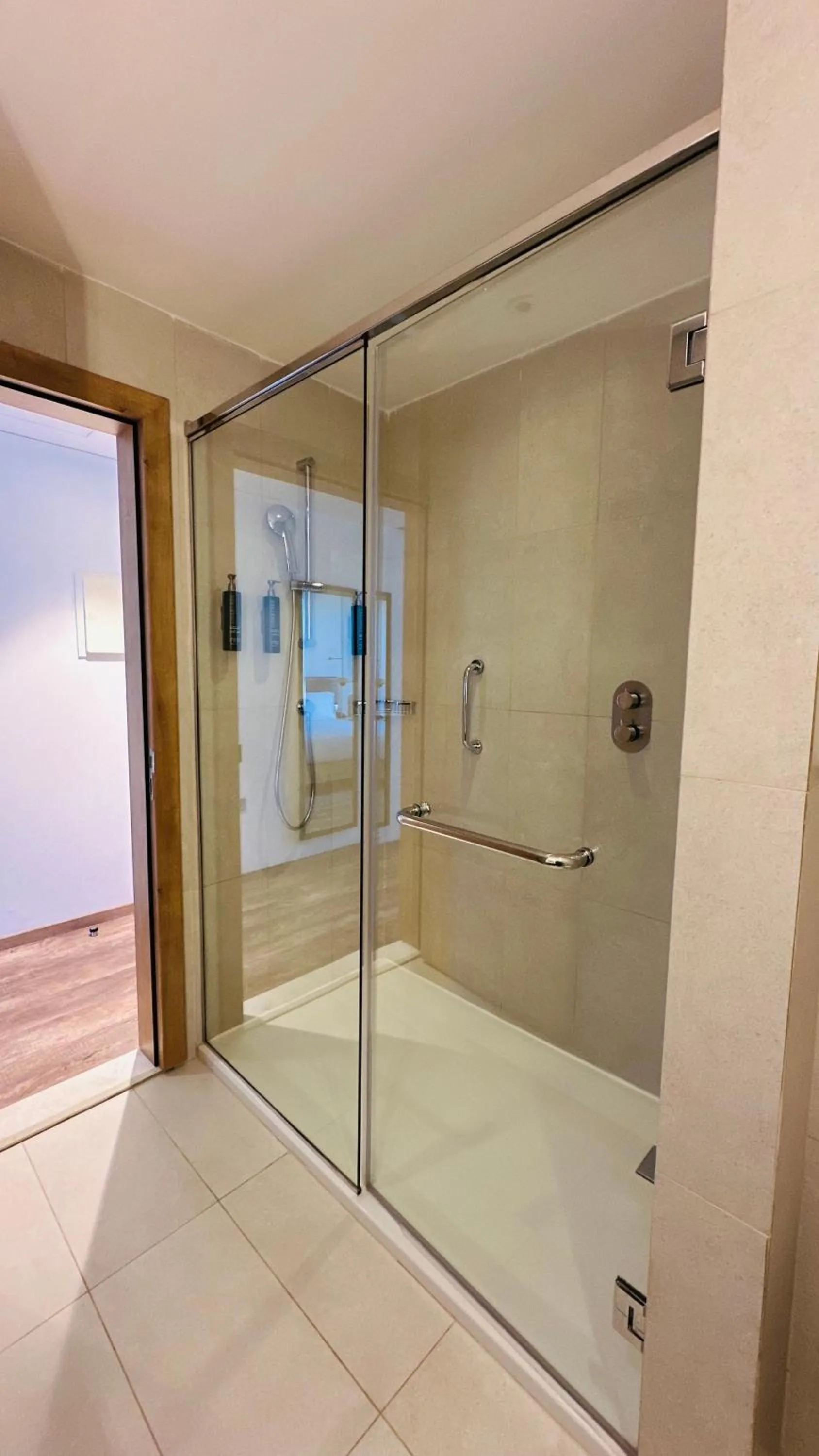 Shower in Hilton Garden Inn Casablanca Sud