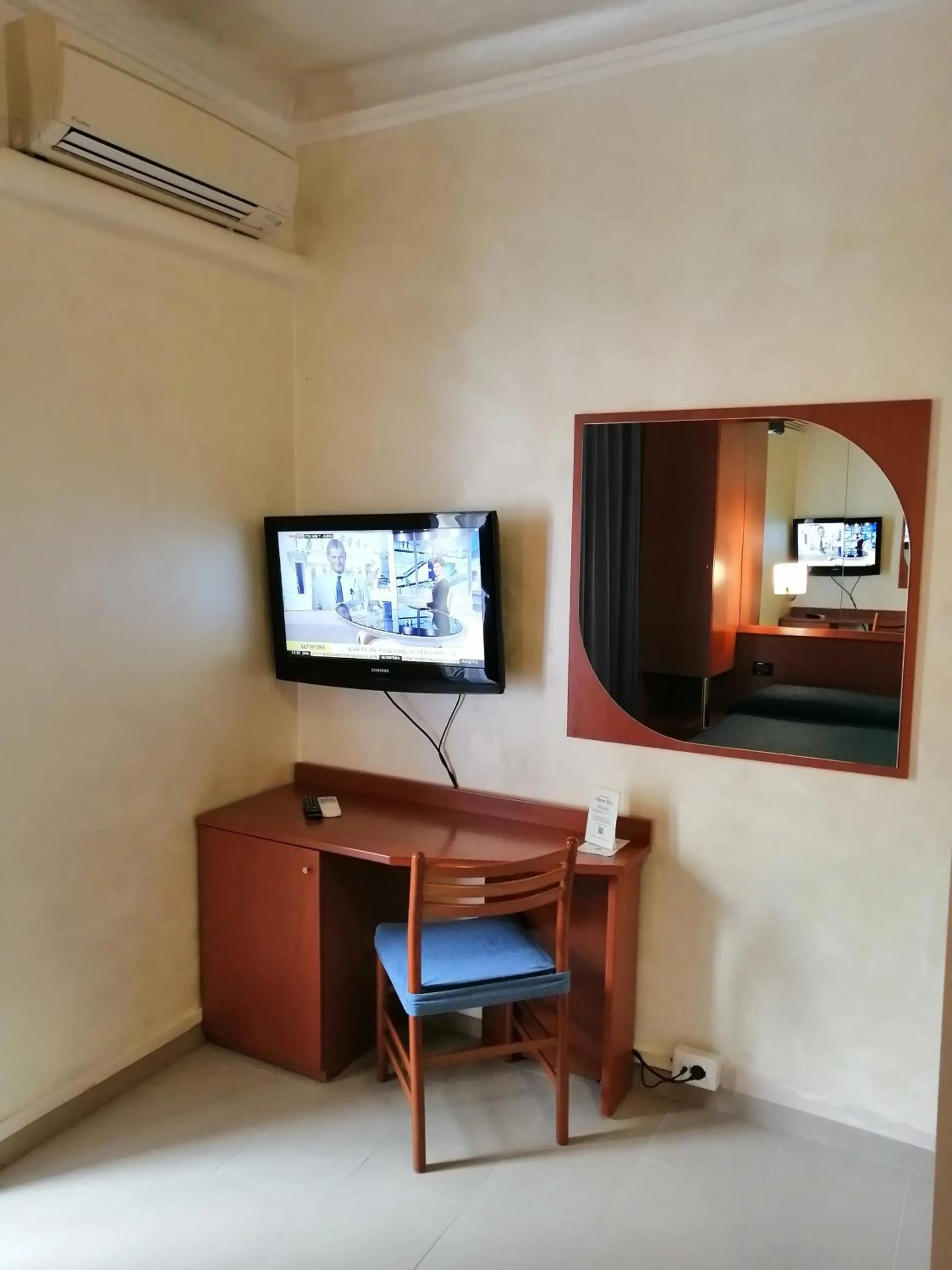 Communal lounge/ TV room in Hotel Aurora