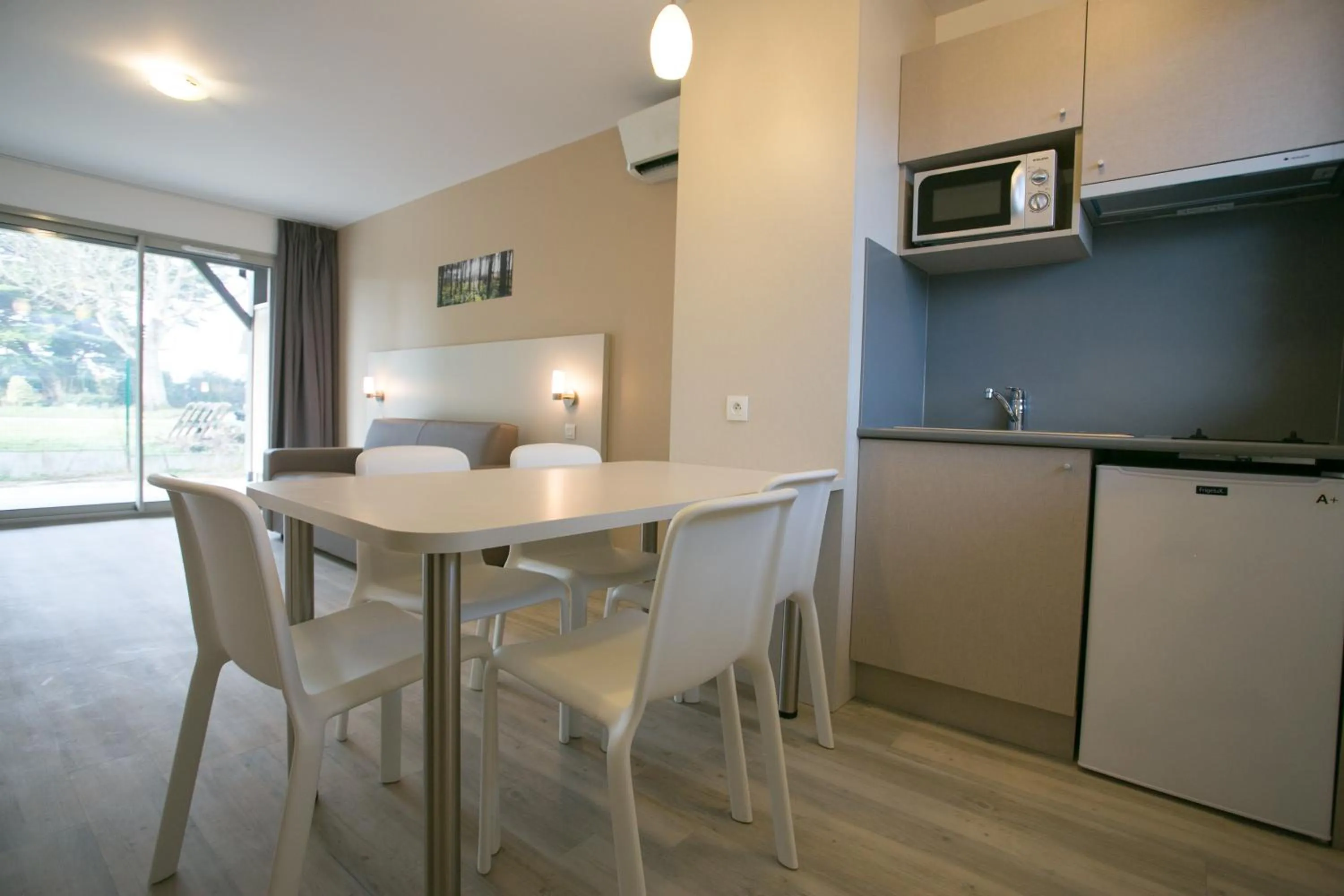 Kitchen or kitchenette in Motel des Landes