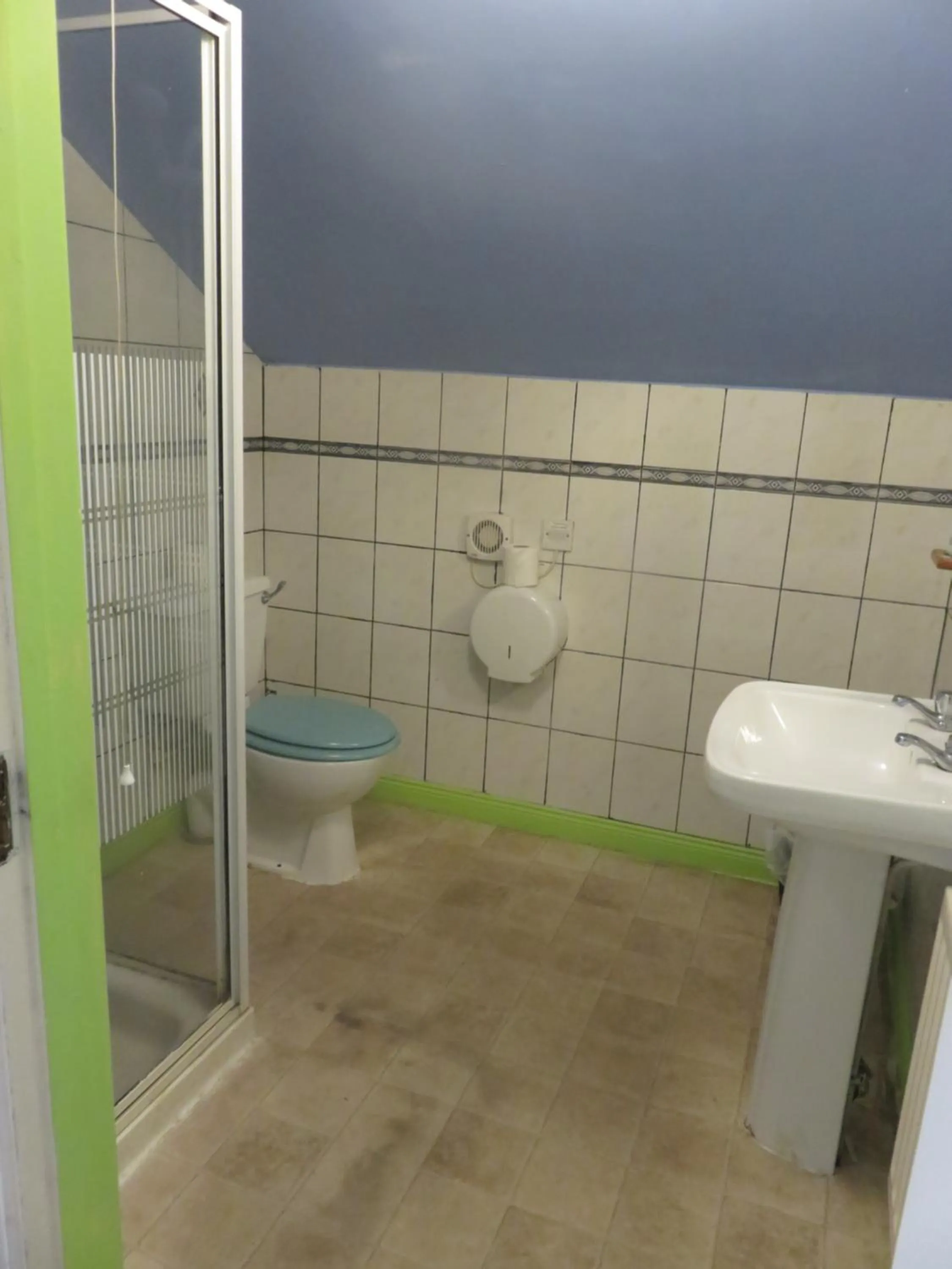 Bathroom in Finn McCools Giants Causeway Hostel