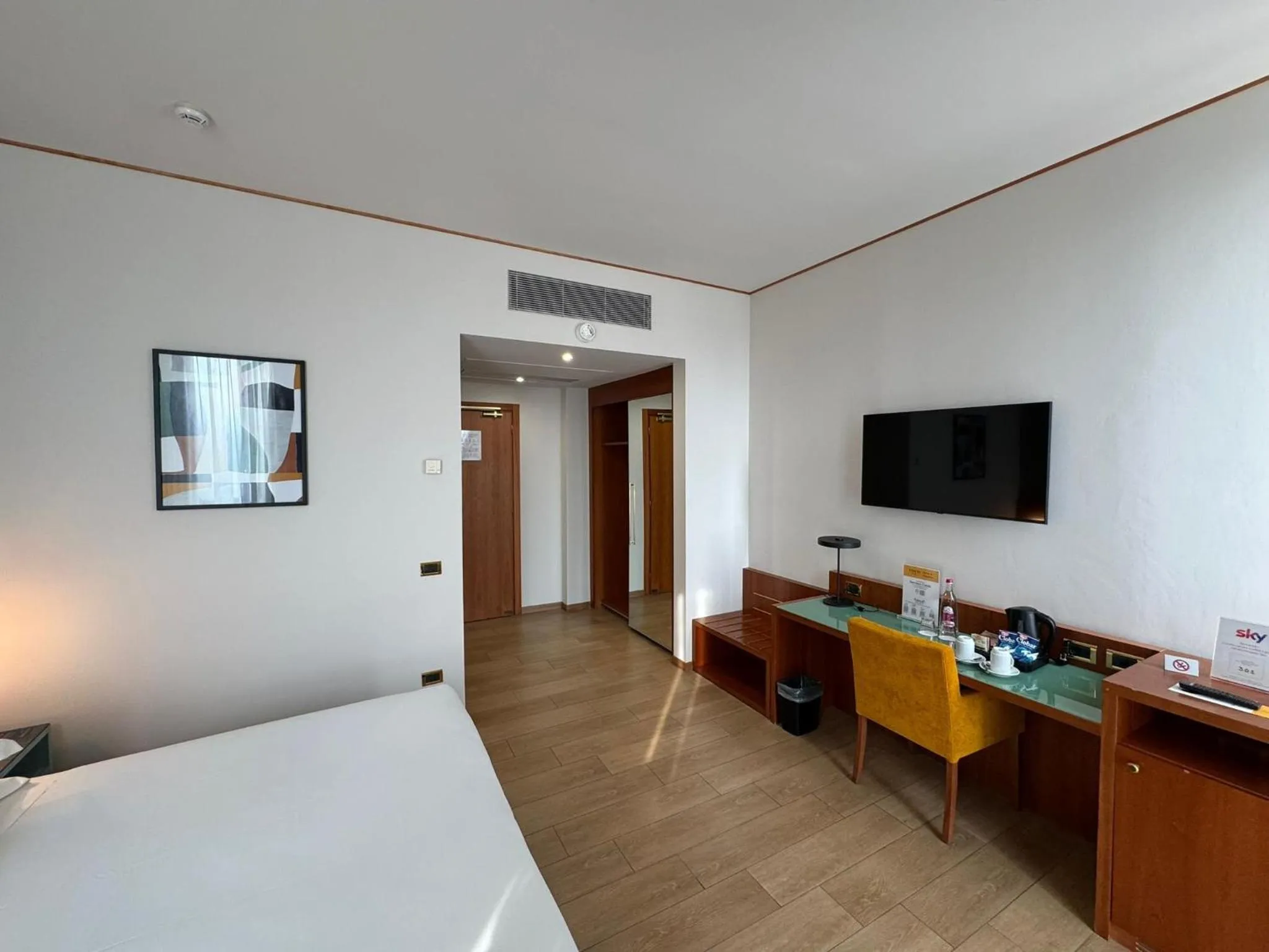 Photo of the whole room, Bed in voco Parma & Congressi by IHG