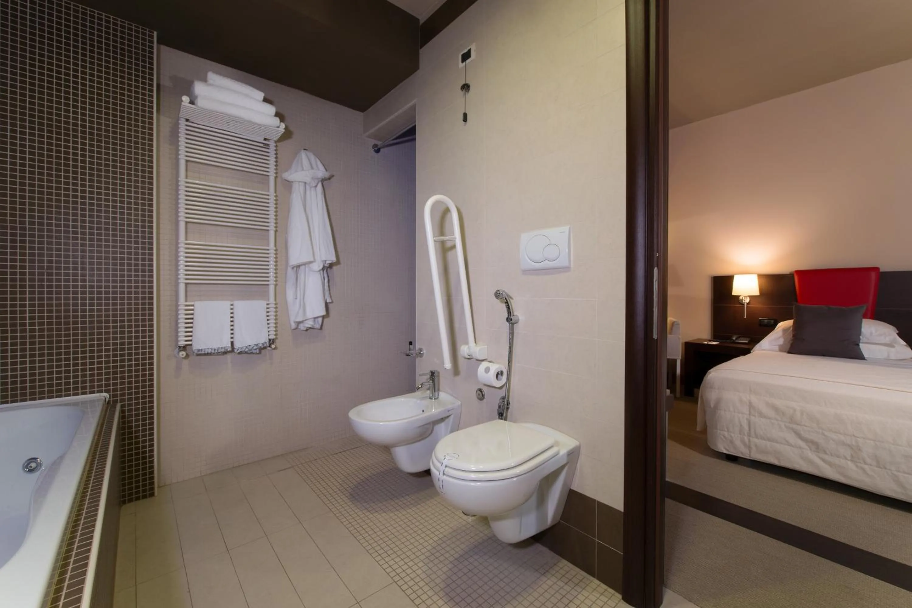 Bathroom, Bed in Hotel Parma & Congressi