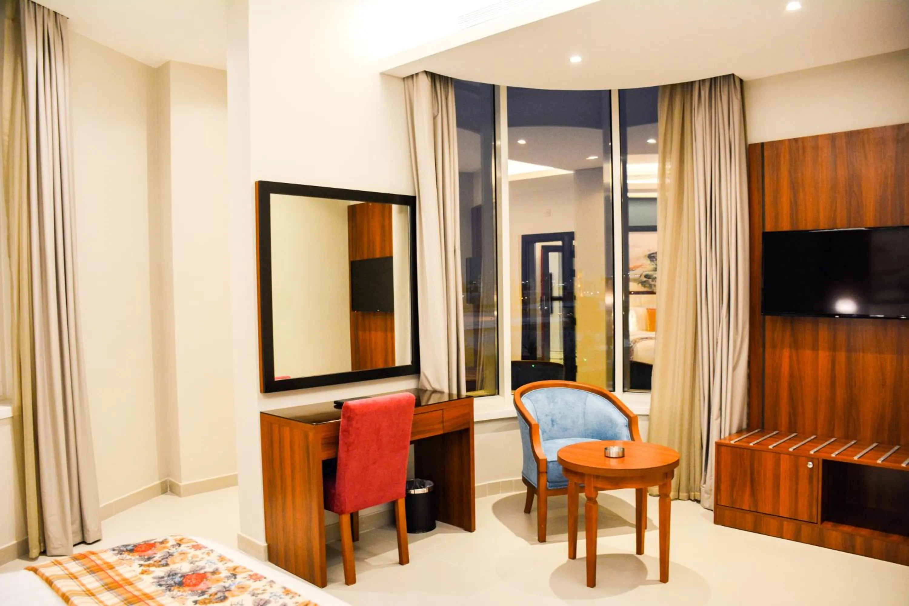 Communal lounge/ TV room, Bed in Park Town Hotel