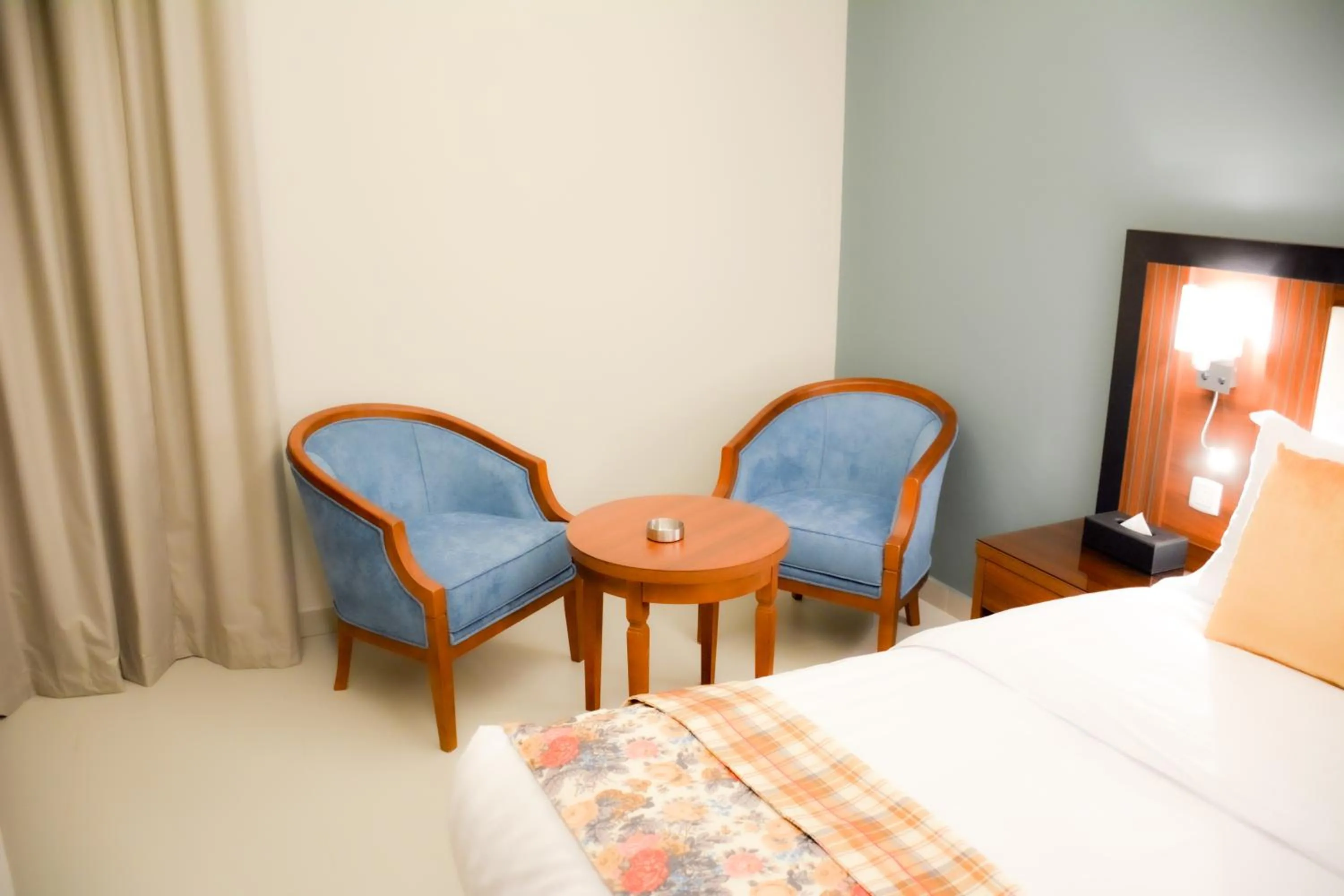 Seating area, Bed in Park Town Hotel