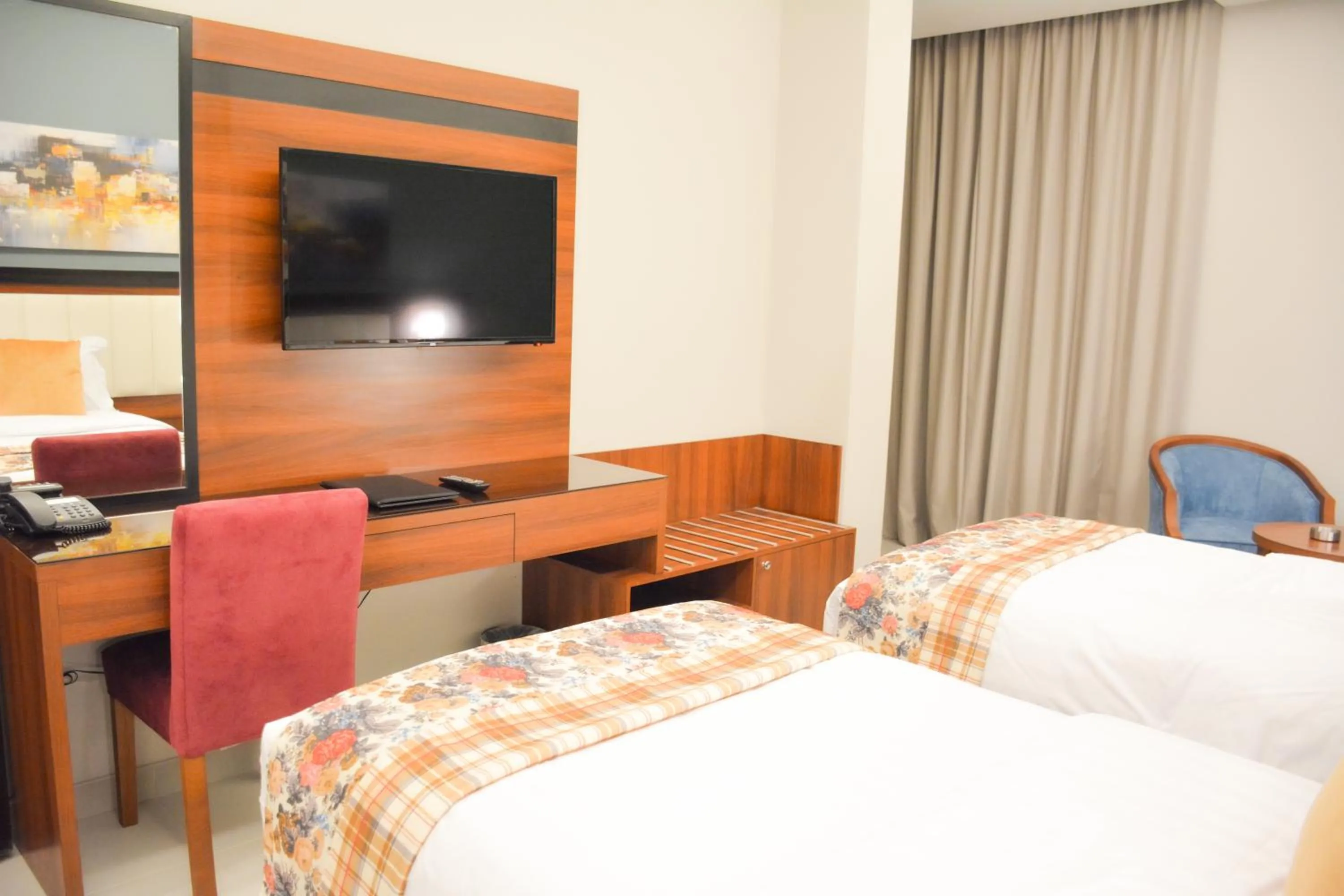 Communal lounge/ TV room, Bed in Park Town Hotel