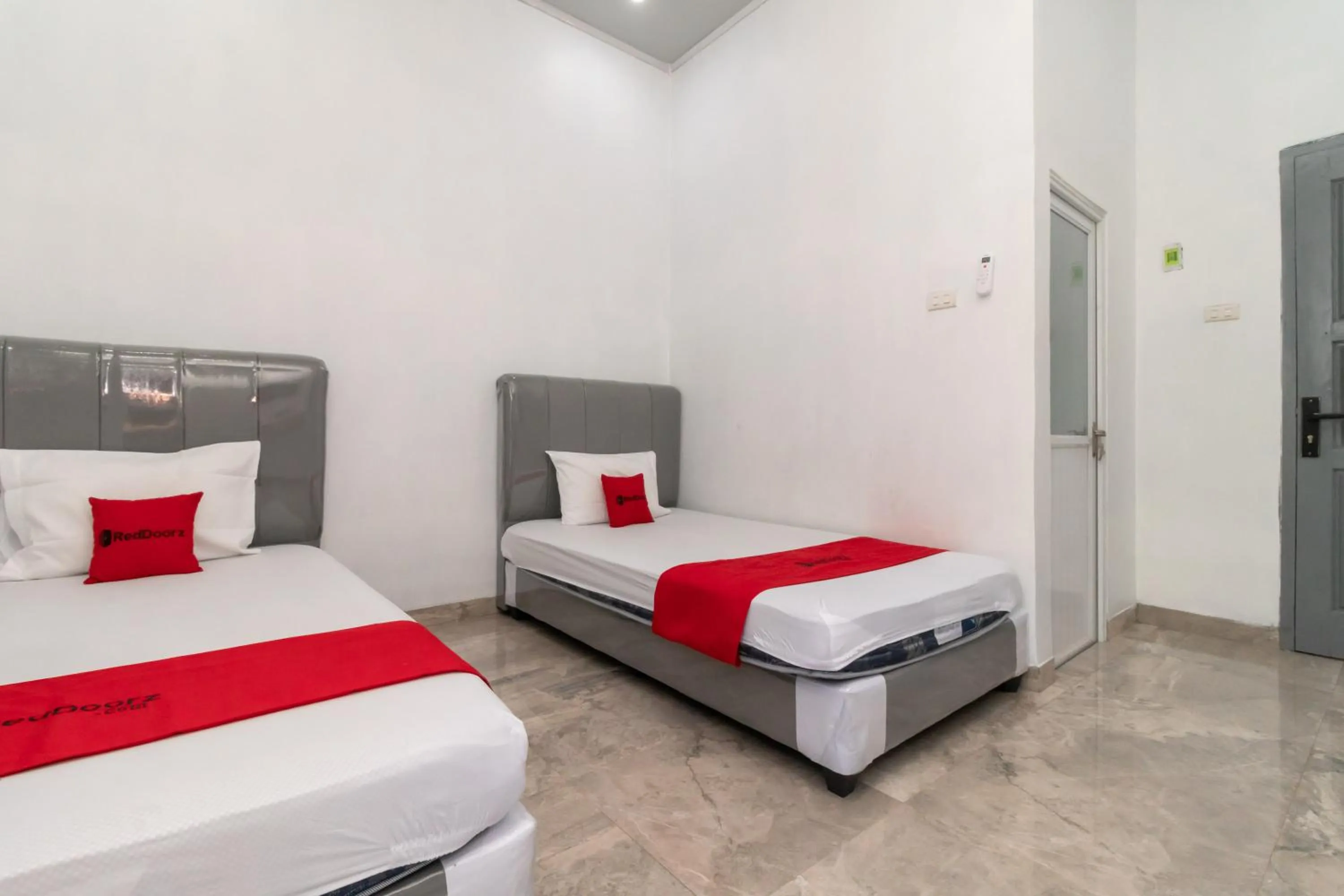 Bed in RedDoorz near Tugu Coklat Pesawaran Lampung