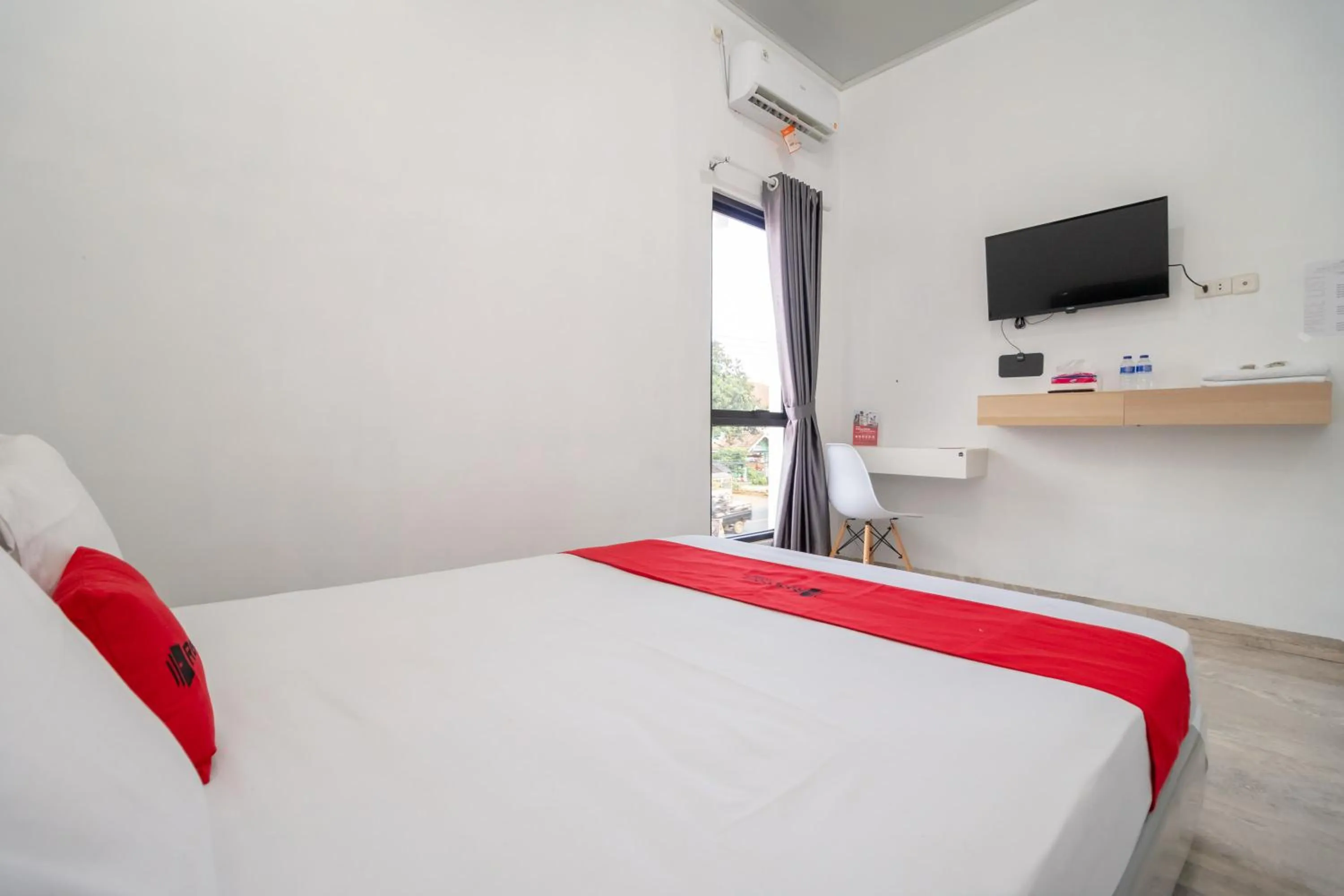 Bed in RedDoorz near Tugu Coklat Pesawaran Lampung