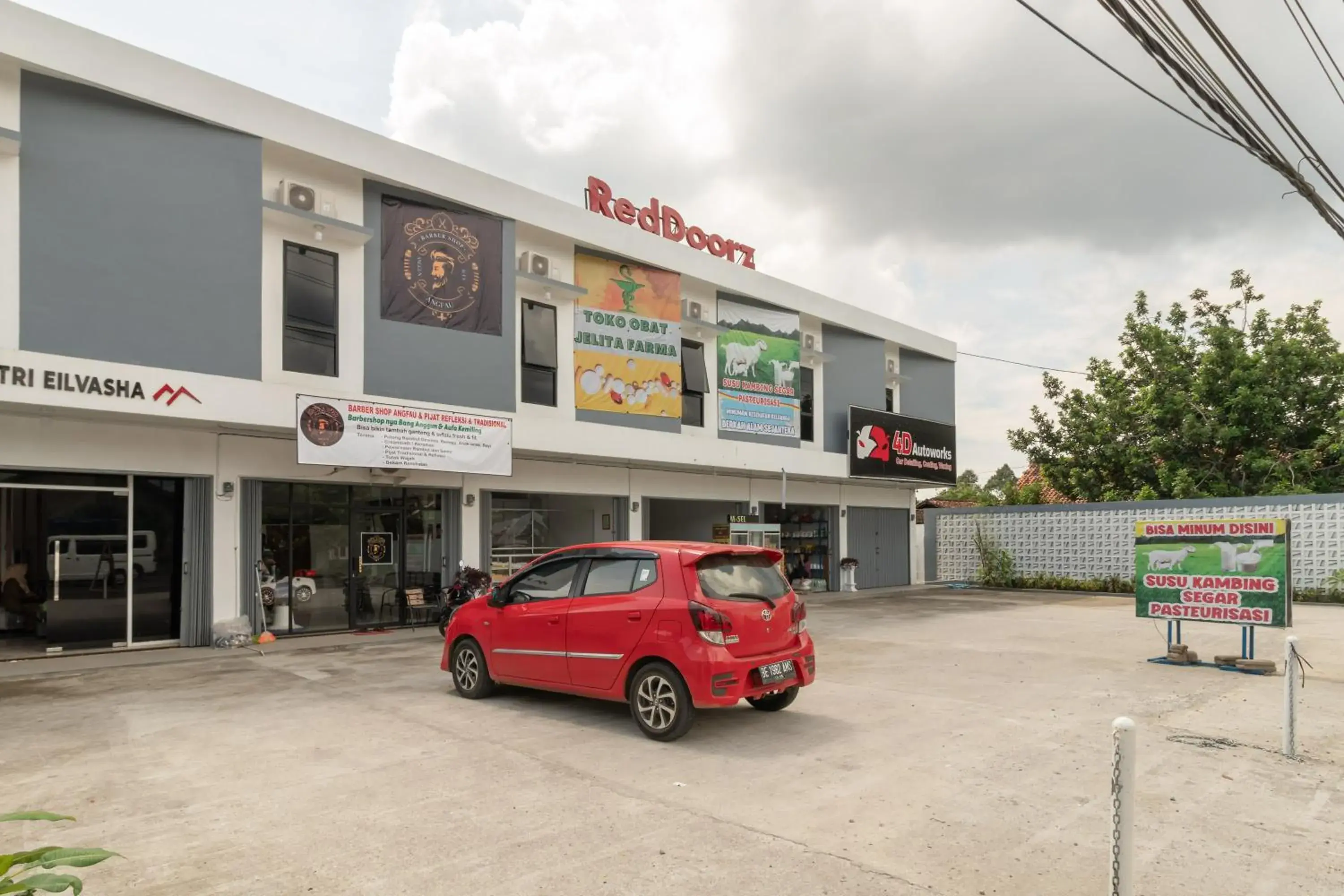 Property building in RedDoorz near Tugu Coklat Pesawaran Lampung Property building in RedDoorz near Tugu Coklat Pesawaran Lampung