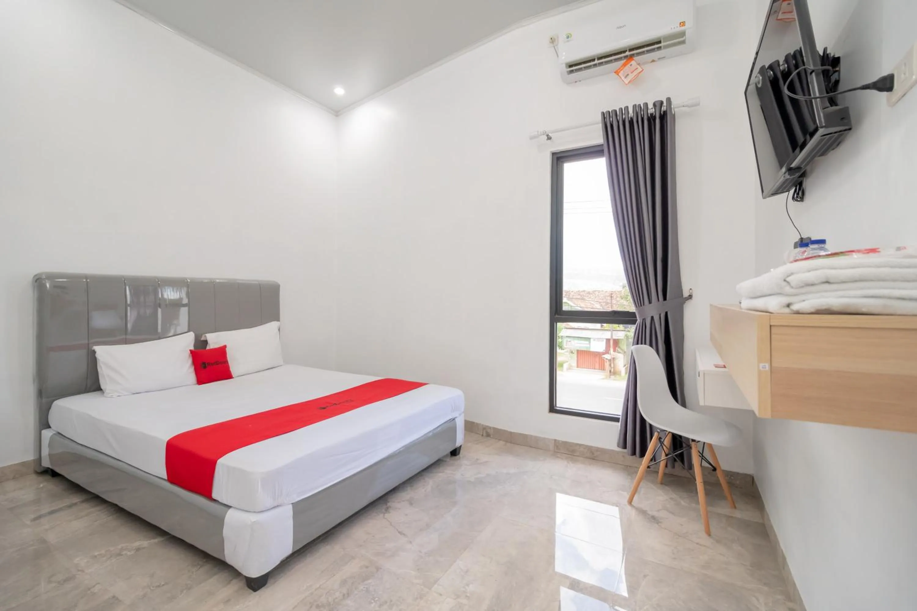 Bed in RedDoorz near Tugu Coklat Pesawaran Lampung